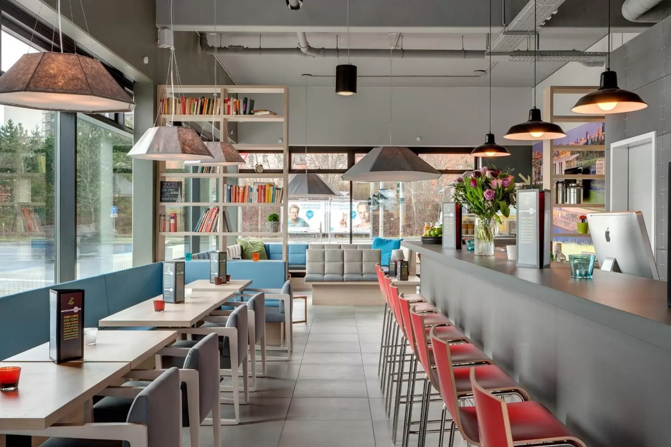 Lobby or reception in MEININGER Hotel Berlin Airport