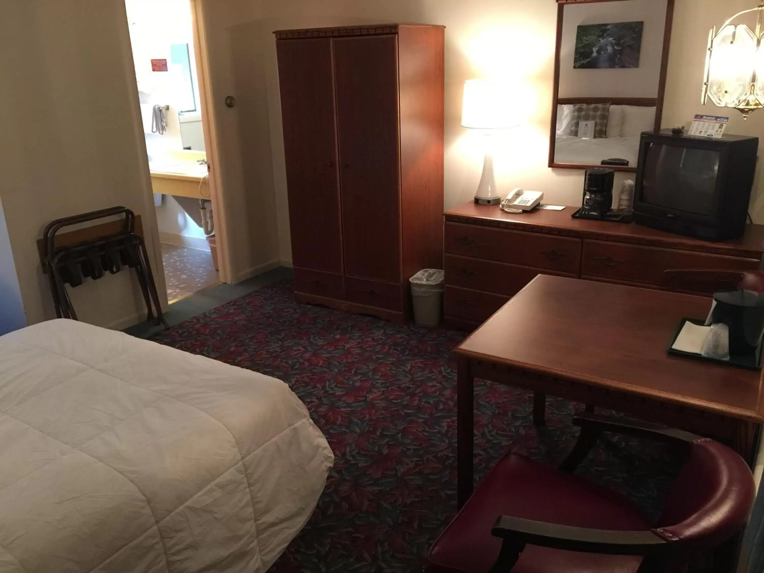 Photo of the whole room, TV/Entertainment Center in Cedar Motor Inn