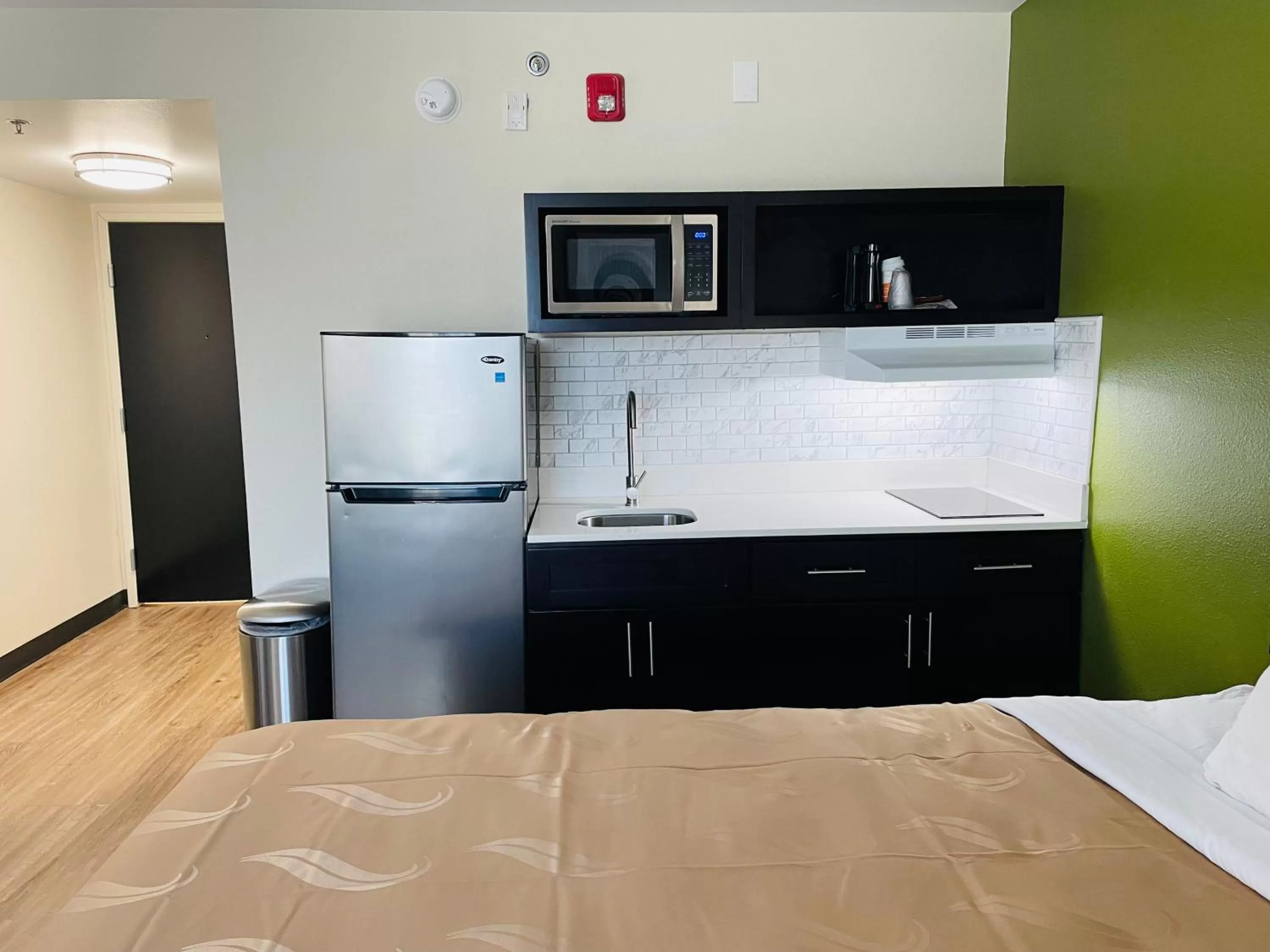 Kitchen or kitchenette, Bed in Quality Inn & Suites Lake Charles South