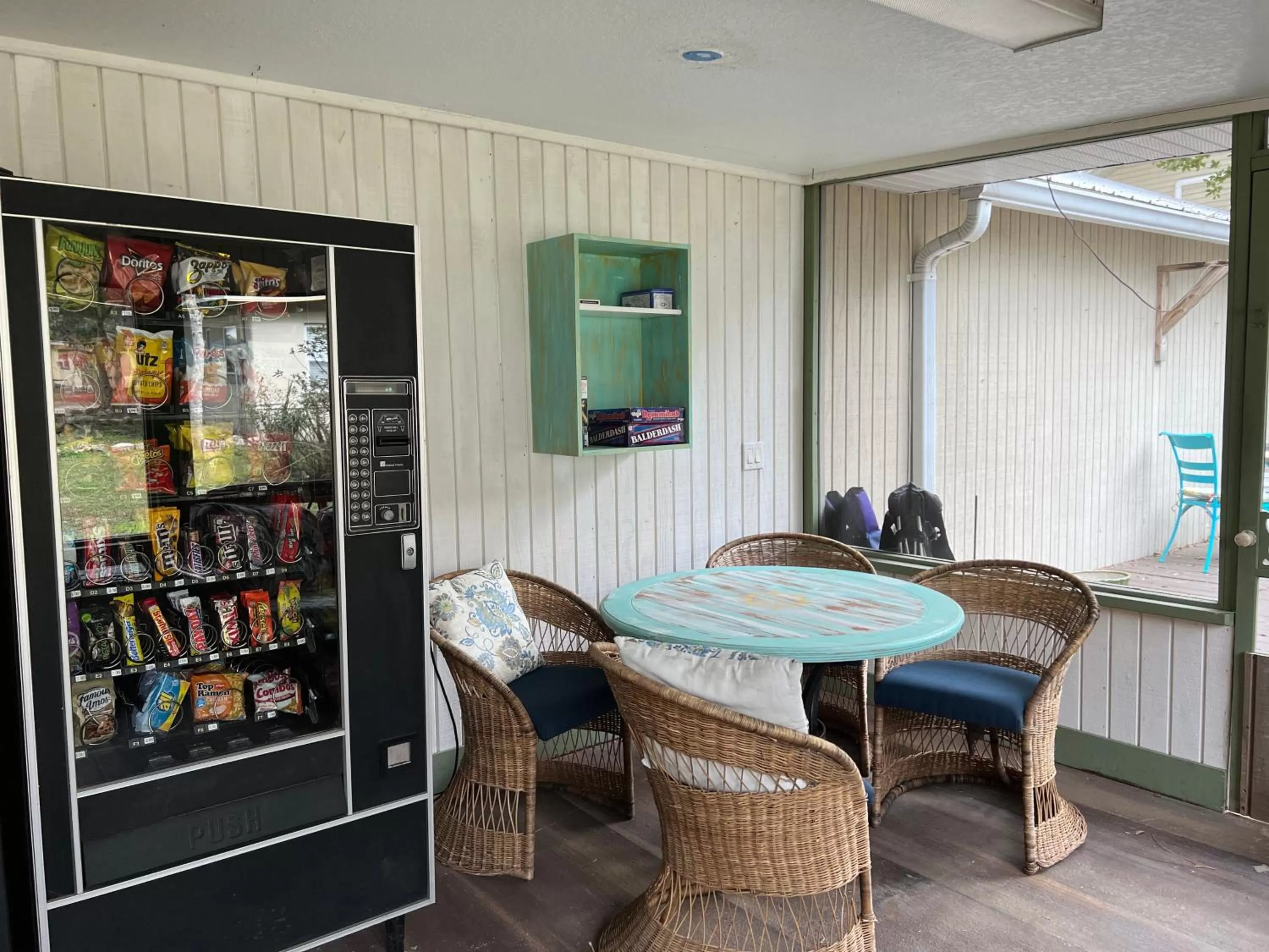 Communal lounge/ TV room in Nature Coast Inn & Cottages
