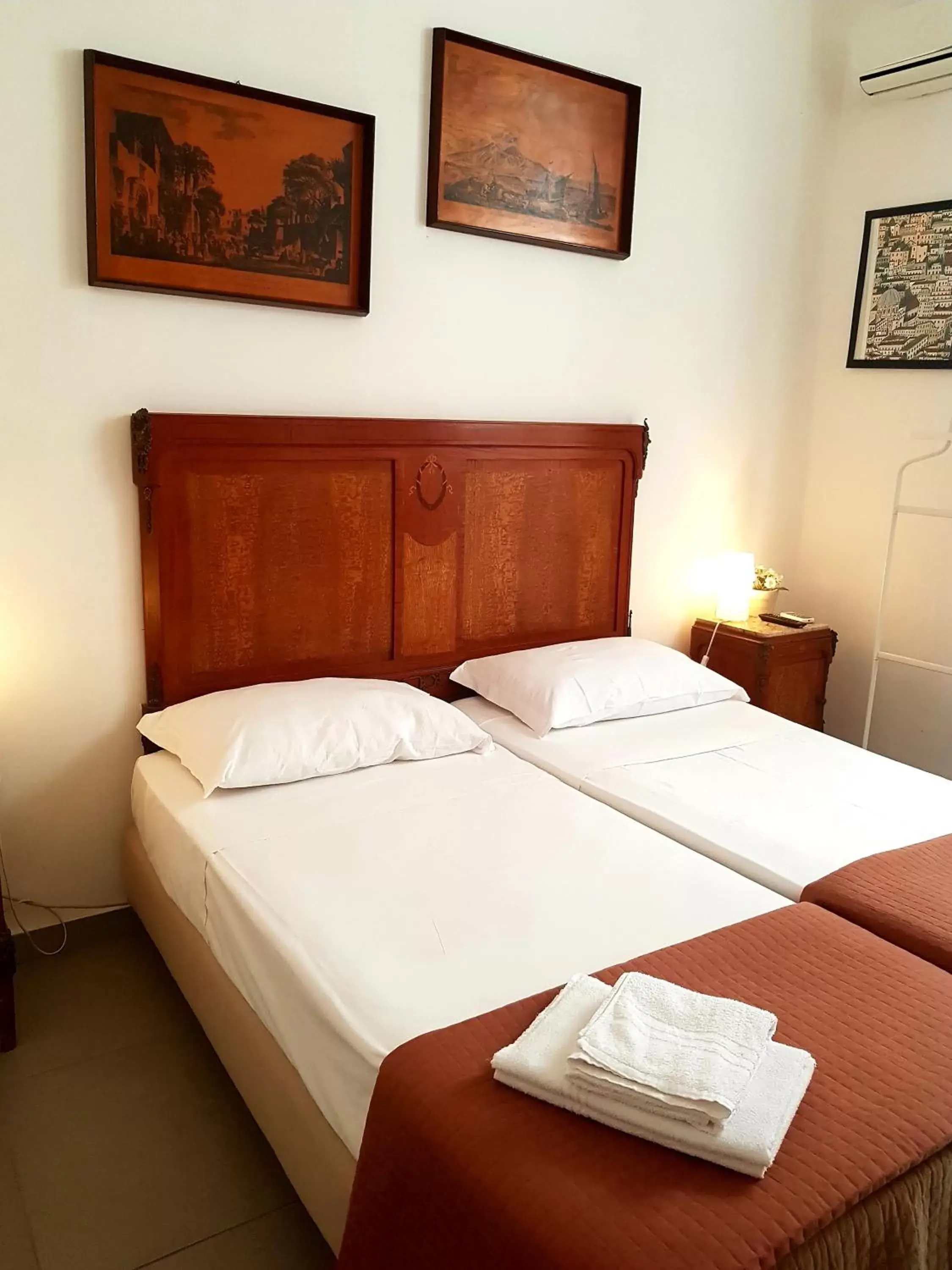 Twin Room with External Private Bathroom in B&B Platamon