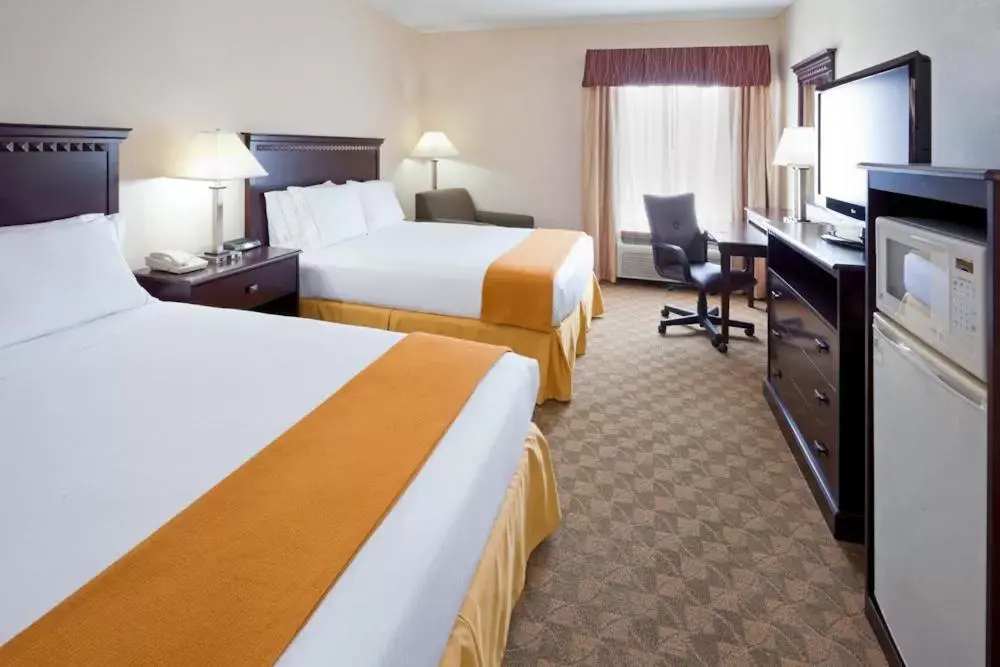 Bed in Holiday Inn Express Carneys Point New Jersey Turnpike Exit 1, an IHG Hotel