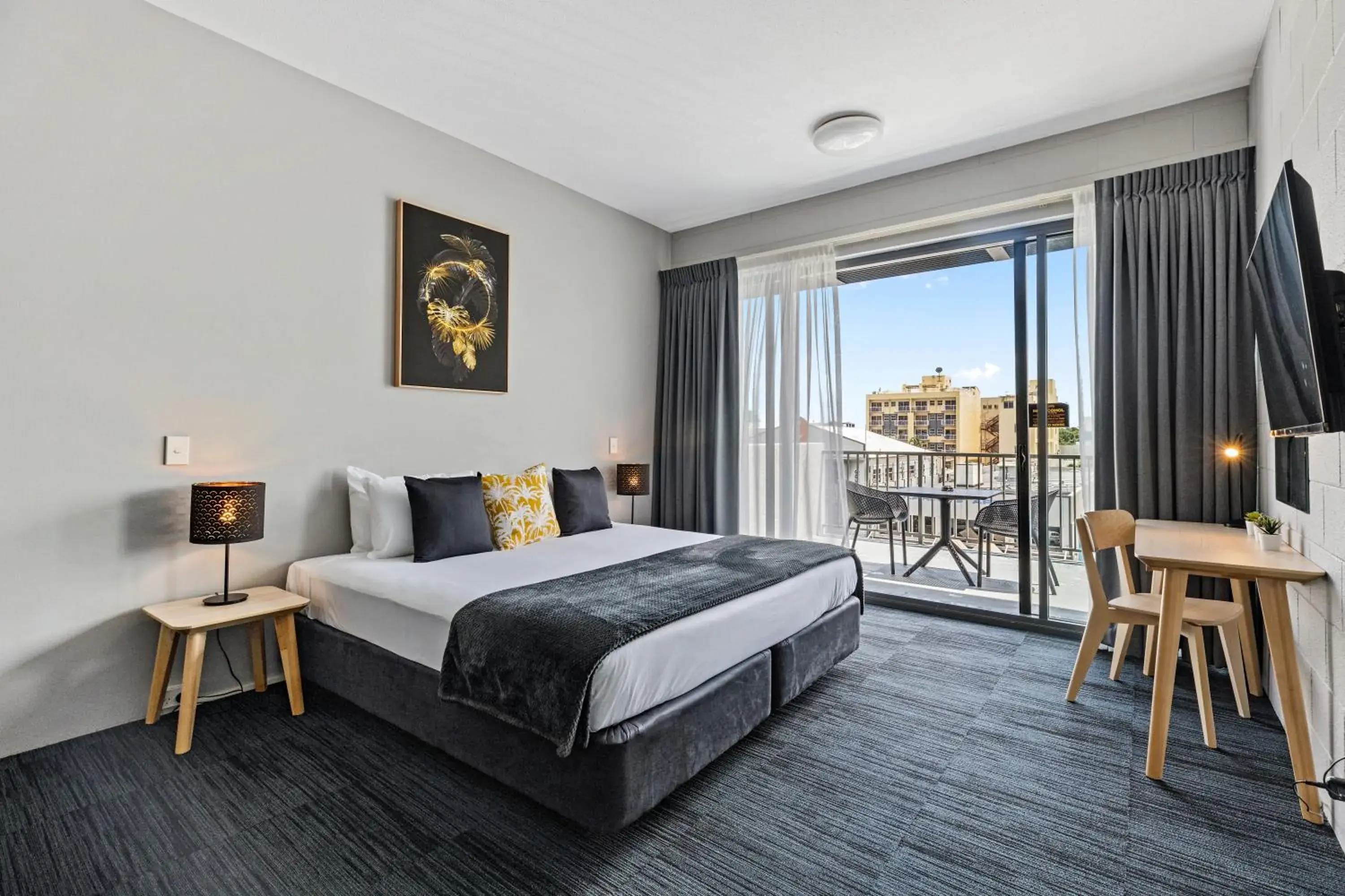 Photo of the whole room, Bed in Gilligan's Hotel & Resort Cairns Photo of the whole room, Bed in Gilligan's Hotel & Resort Cairns