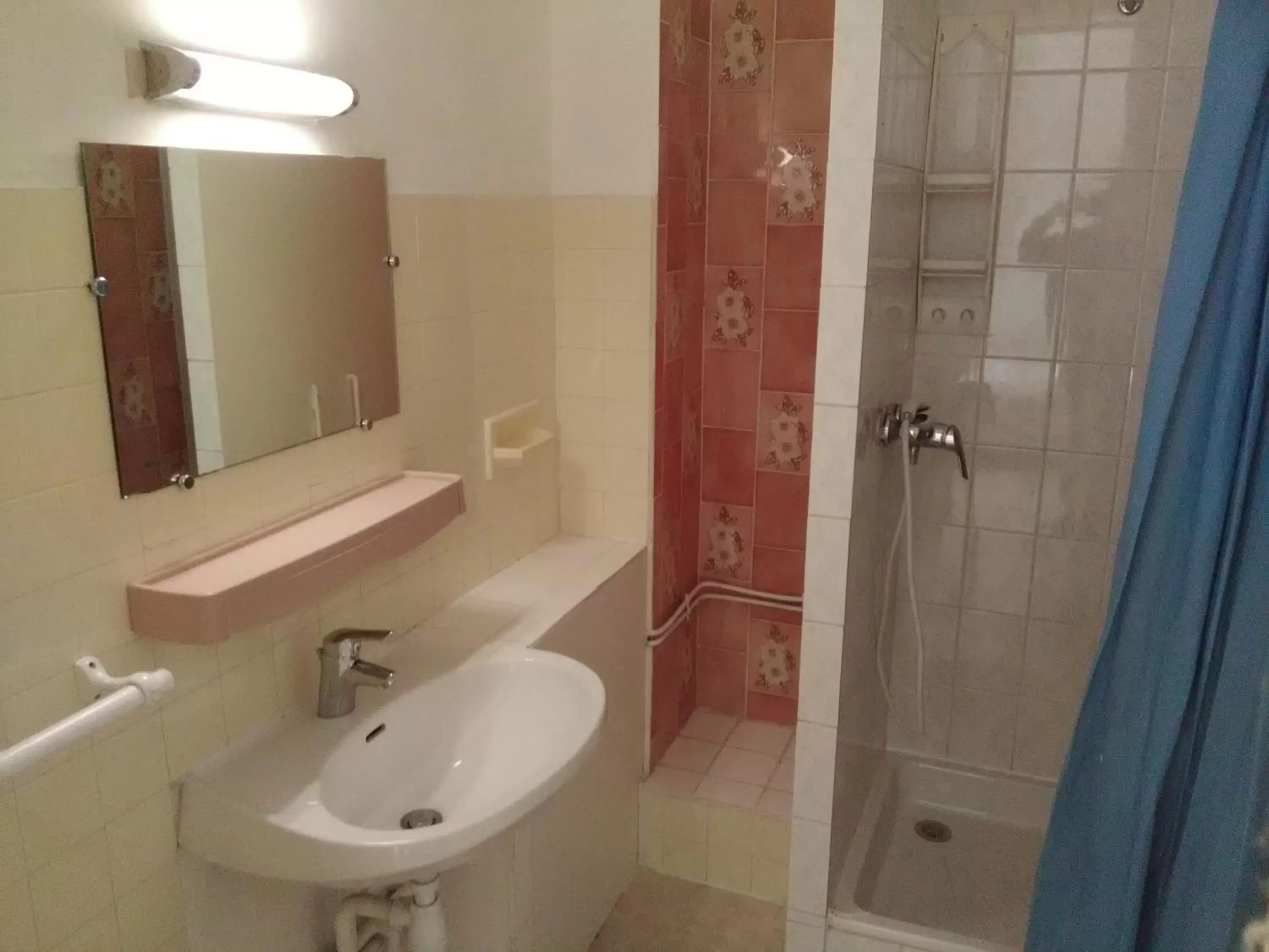 Shower, Bathroom in Cap Verb Guillestre