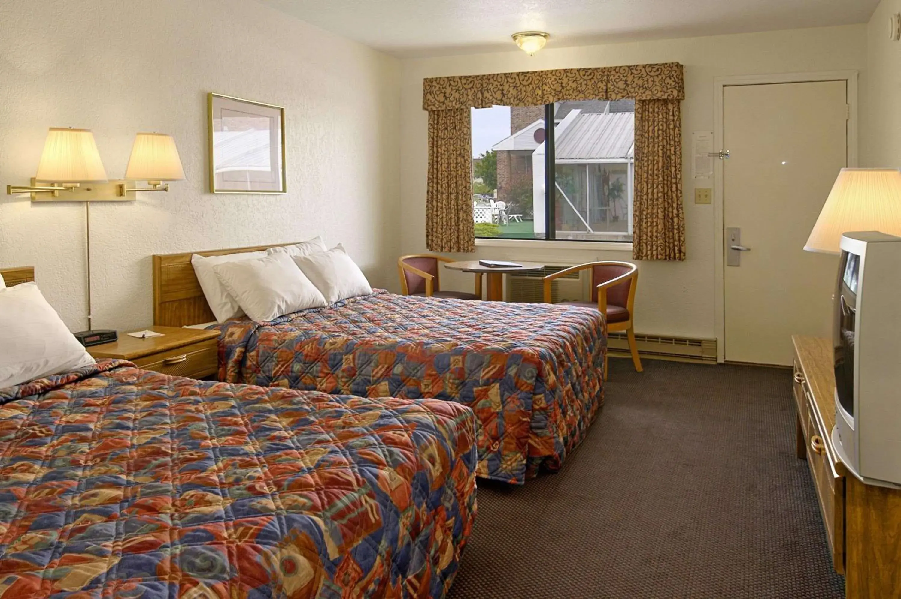 Photo of the whole room, Bed in Days Inn by Wyndham Mackinaw City - Lakeview