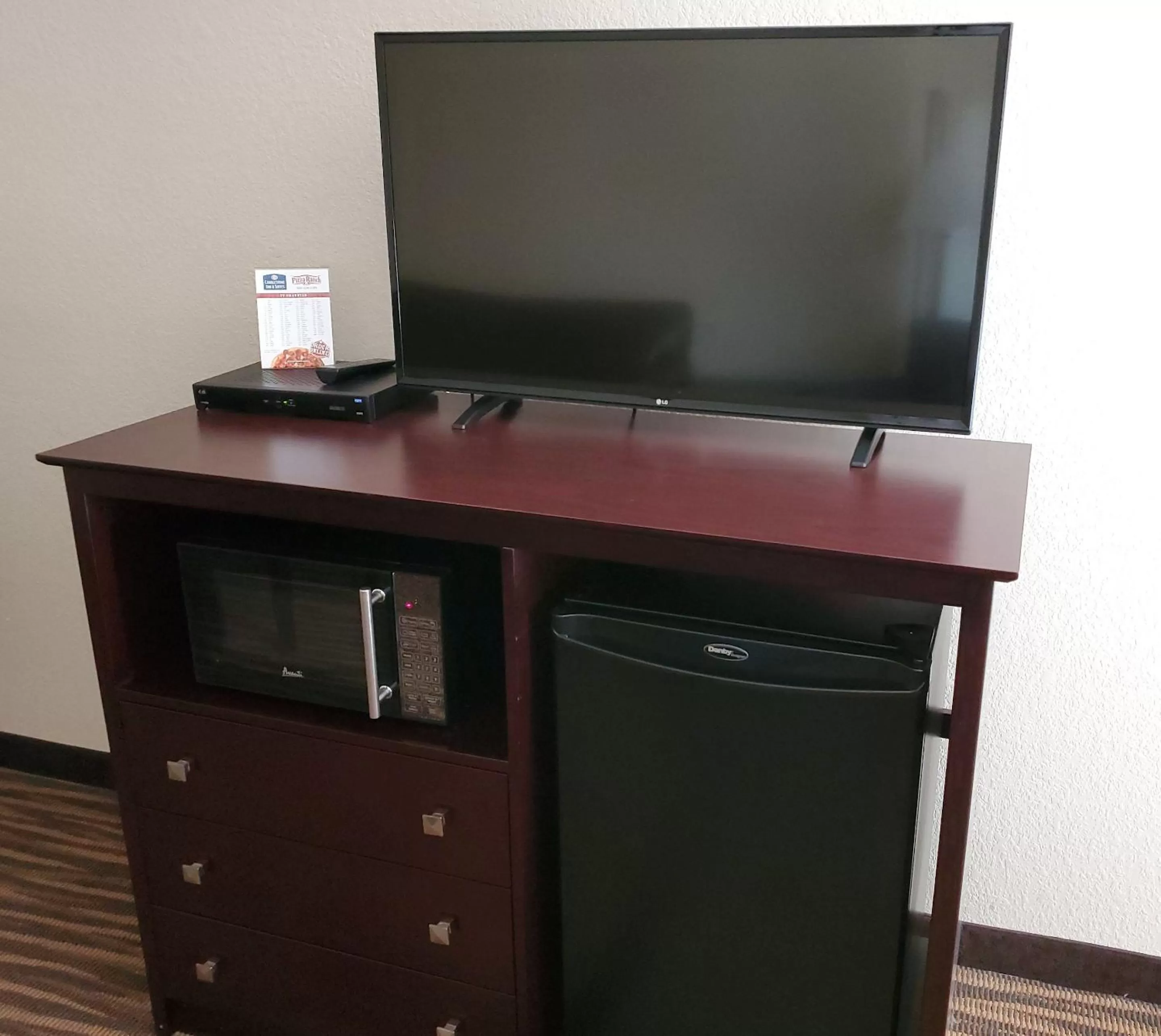 TV and multimedia in Cobblestone Inn & Suites Maryville