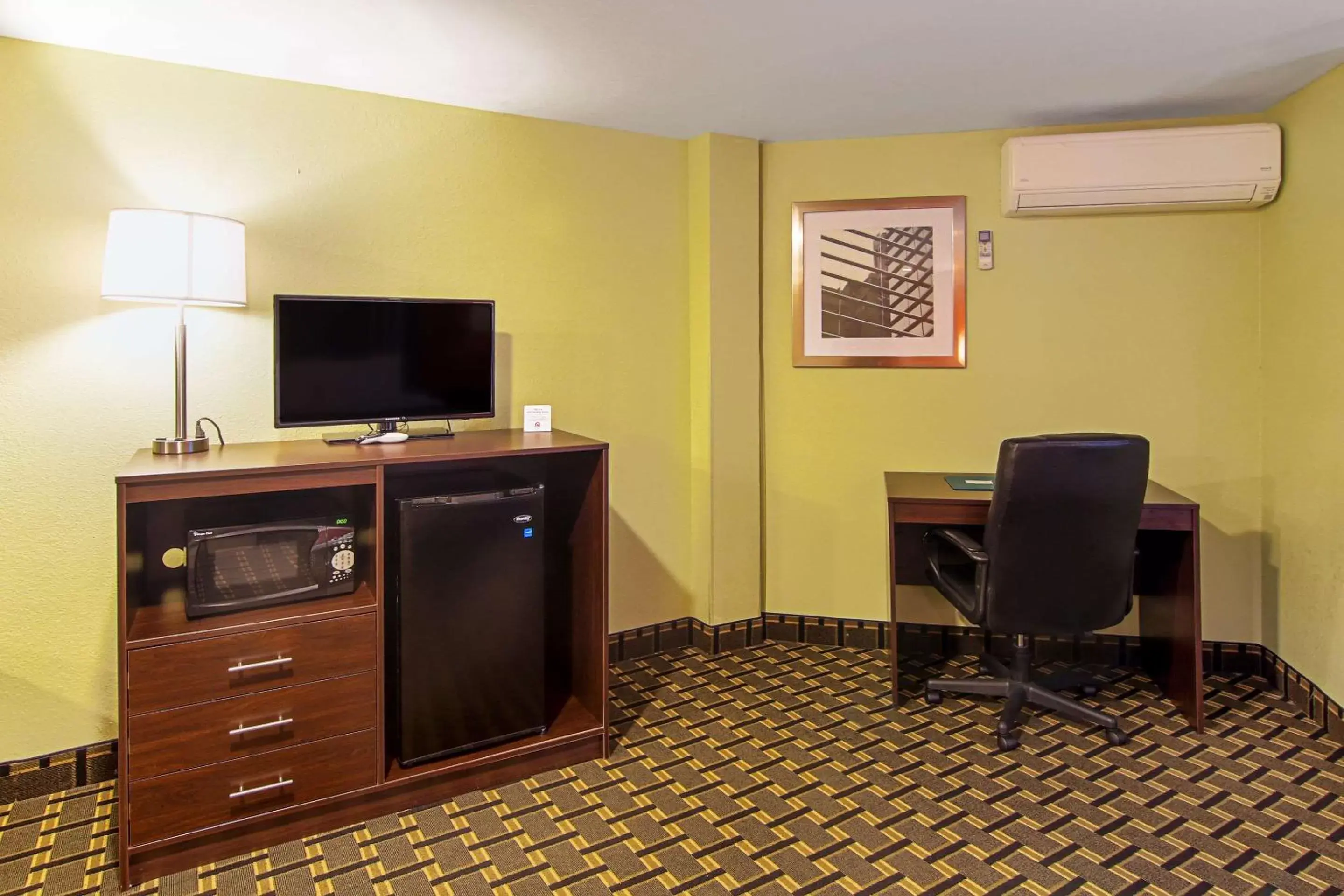 Photo of the whole room, TV/Entertainment Center in Quality Inn Plainfield I-395