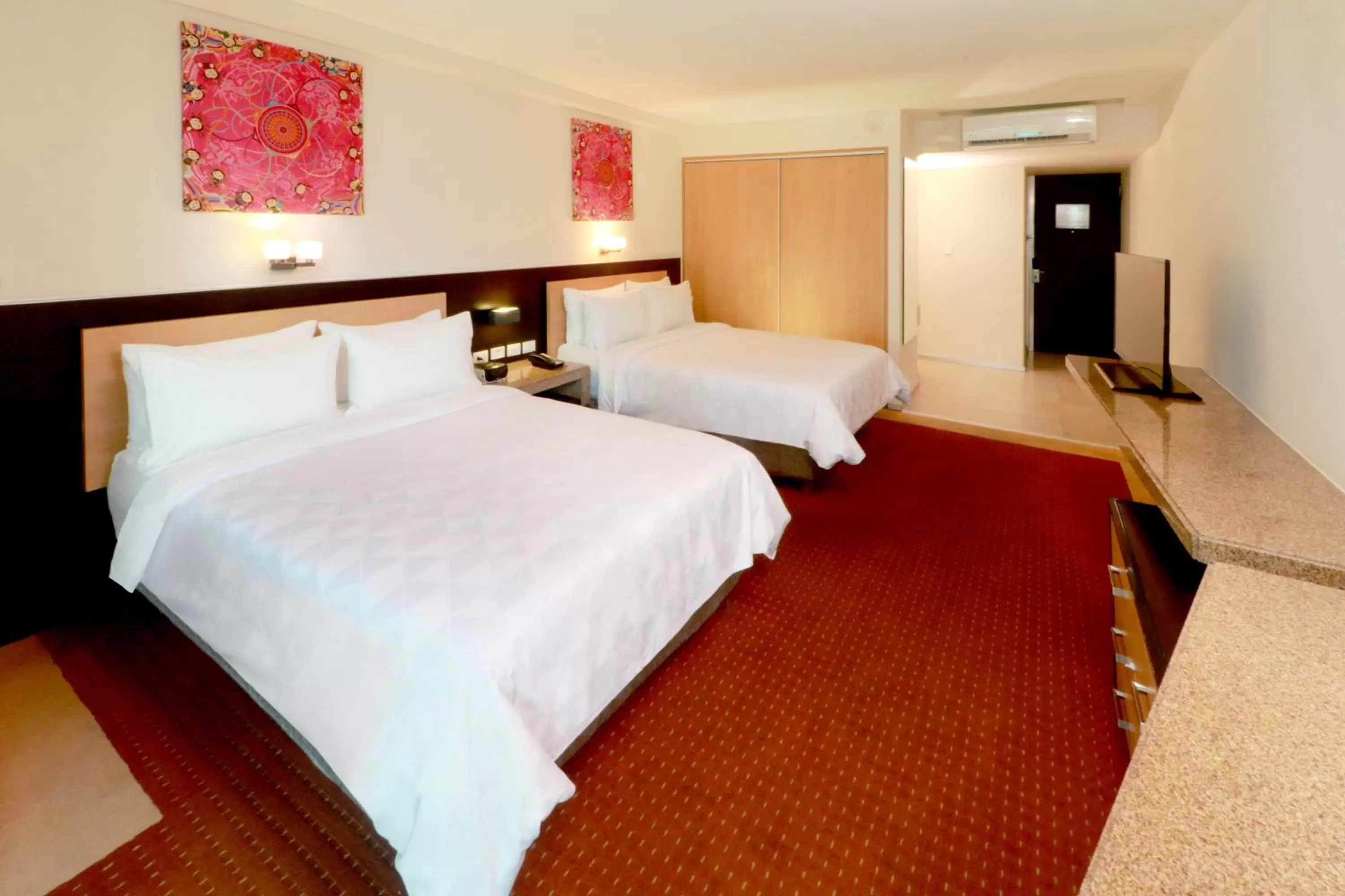 Photo of the whole room, Bed in Holiday Inn San Luis Potosi-Quijote, an IHG Hotel