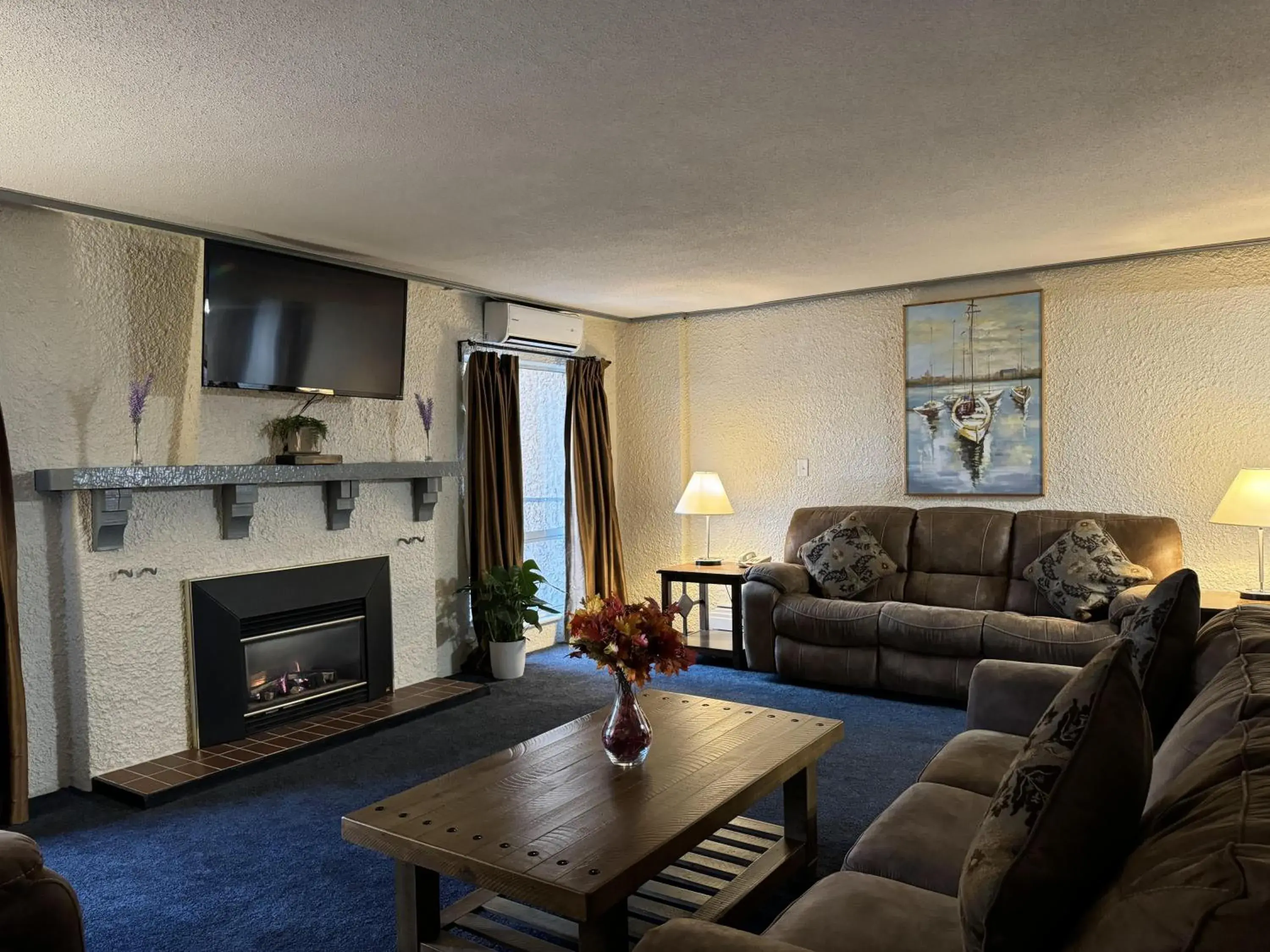 Living room, Seating Area in DIVYA SUTRA Riviera Plaza and Conference Centre, Vernon, BC