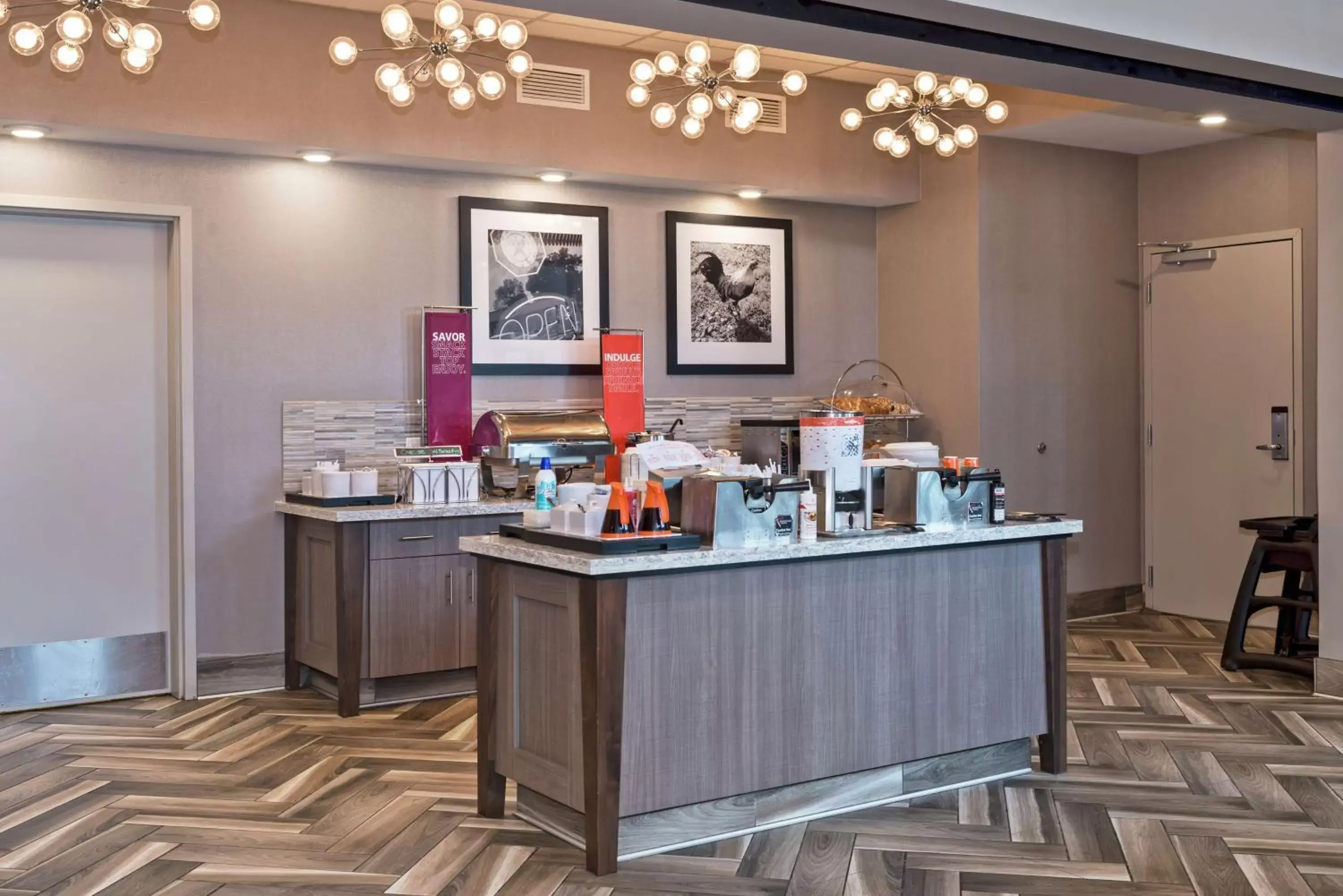 Dining area, Restaurant/Places to Eat in Hampton Inn and Suites Minneapolis University Area, MN