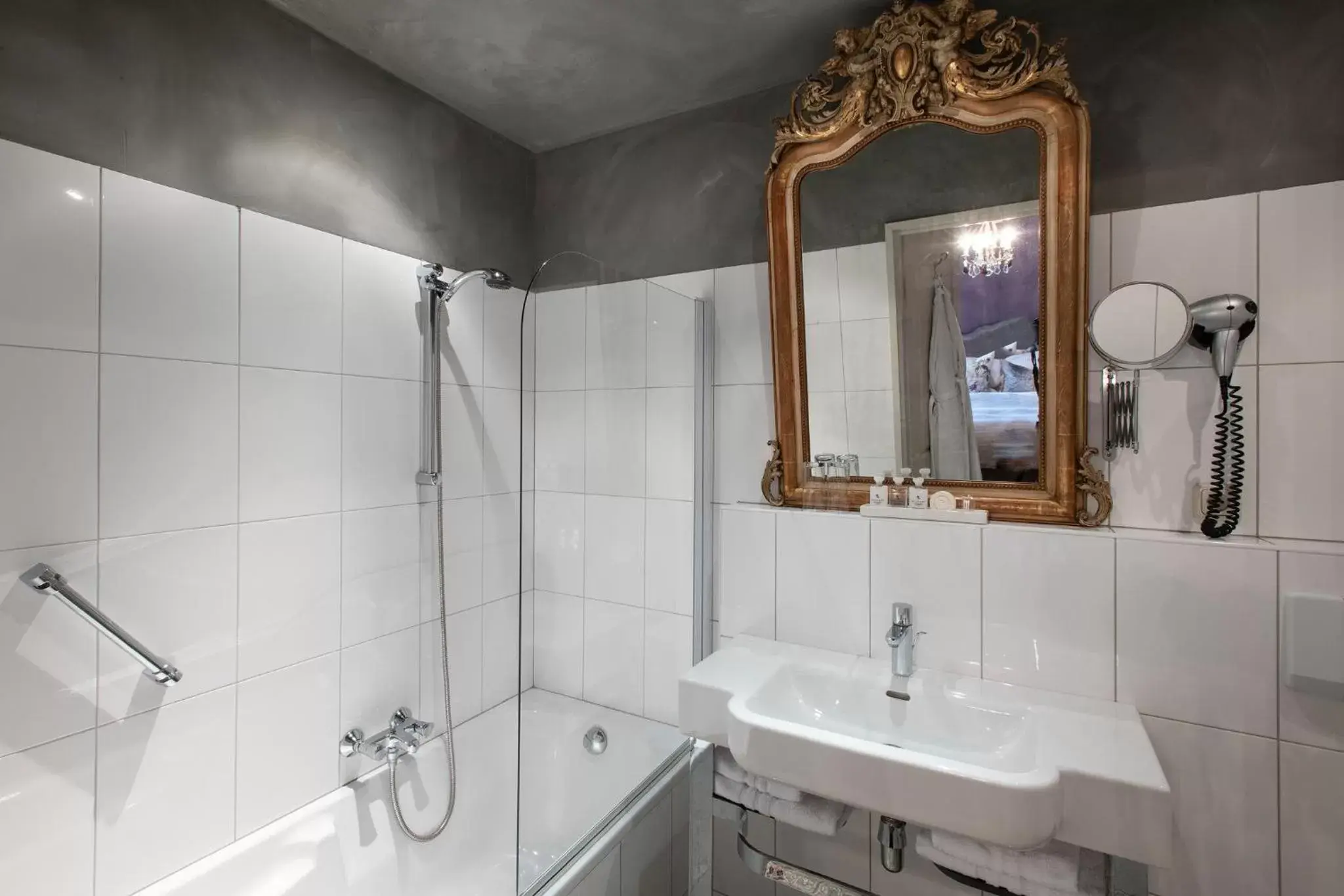 Shower, Bathroom in l'Auberge Damhotel