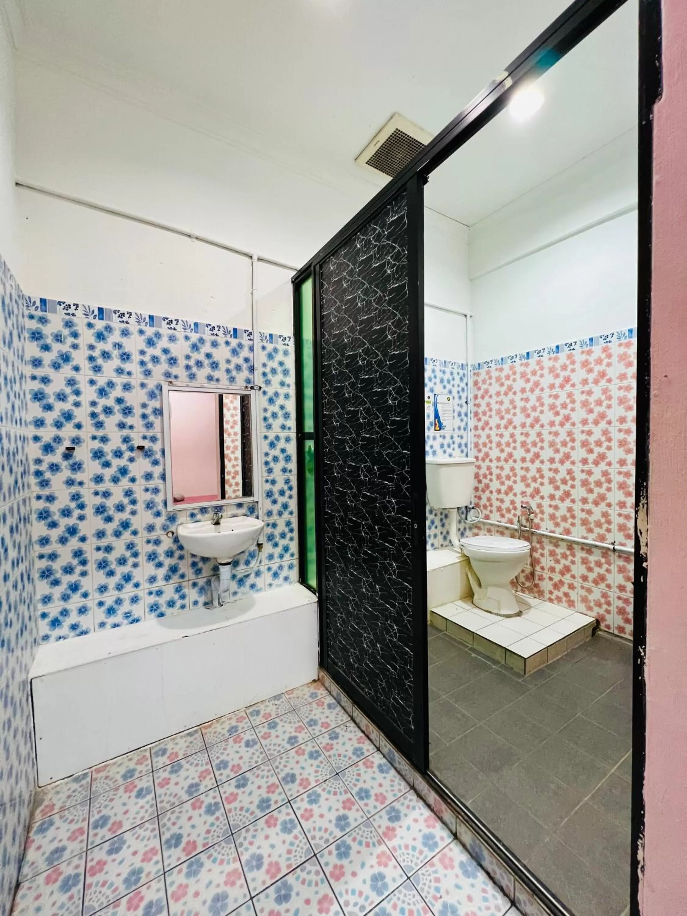 Shower, Bathroom in MJ inn