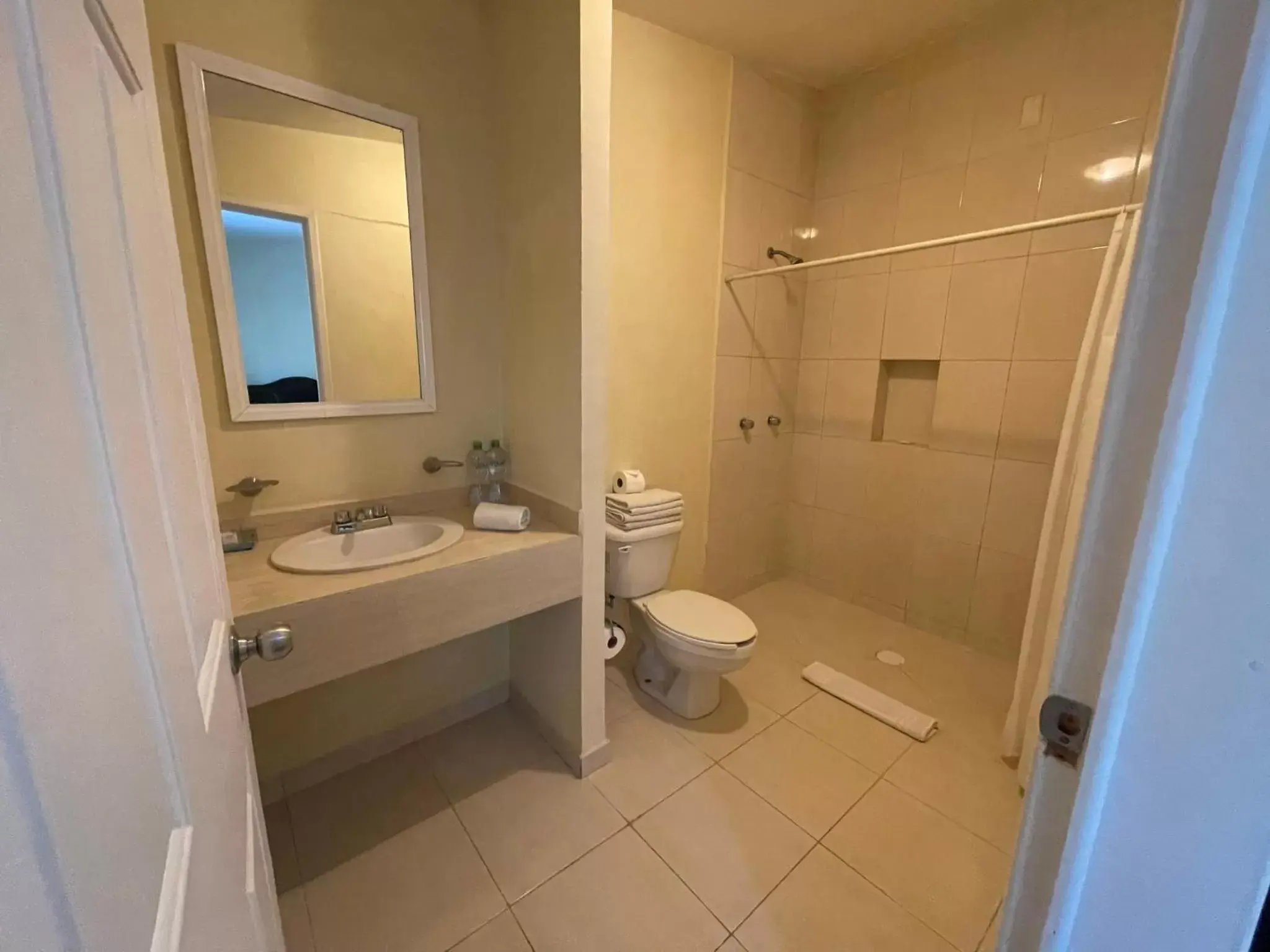 Shower, Bathroom in Hotel Real Home