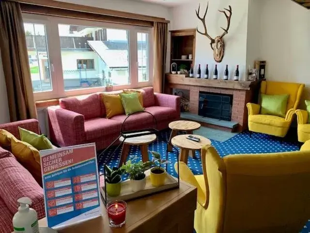 Communal lounge/ TV room in Hotel Bünda Davos