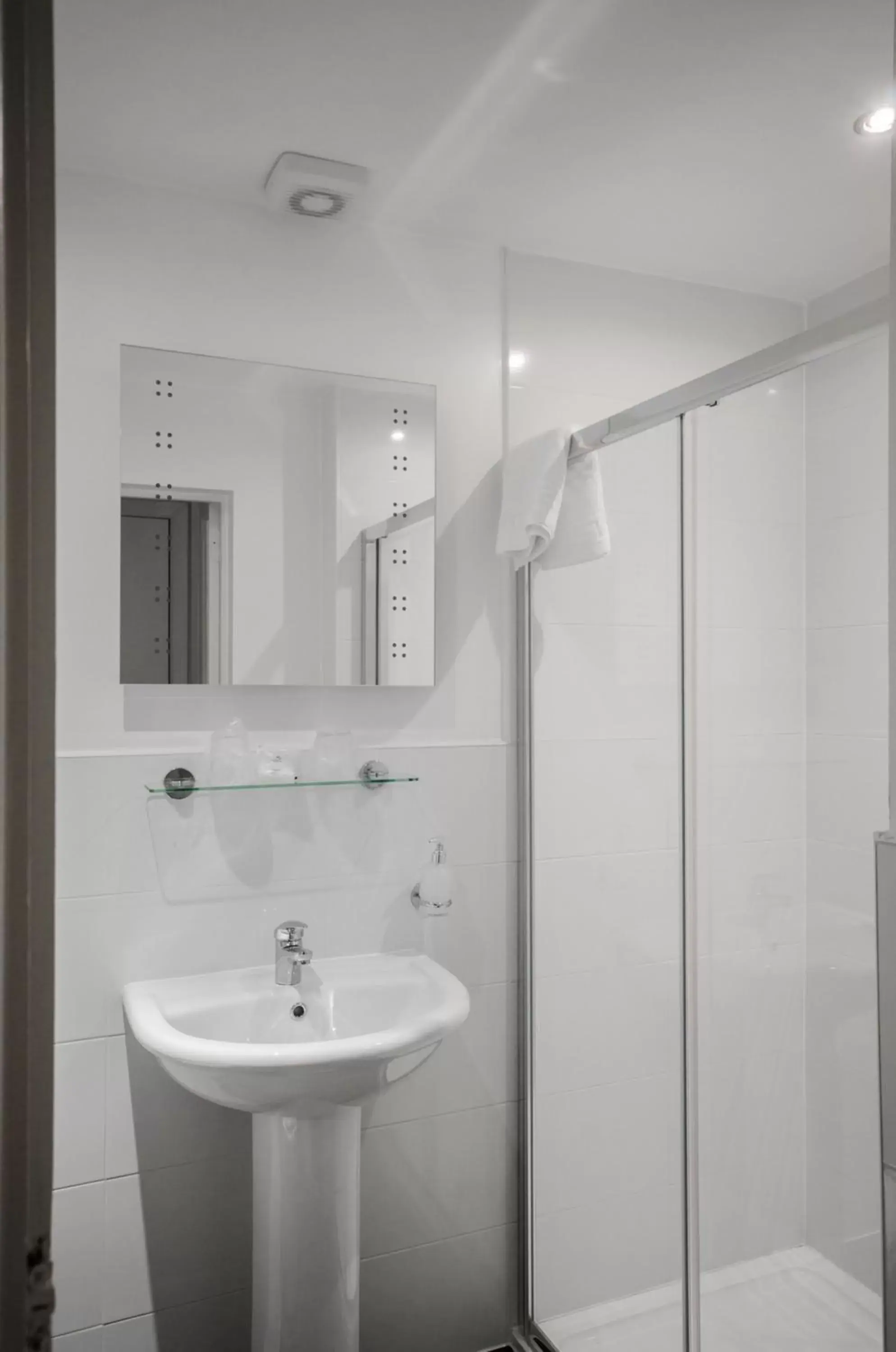 Shower, Bathroom in Argyll Western Hotel