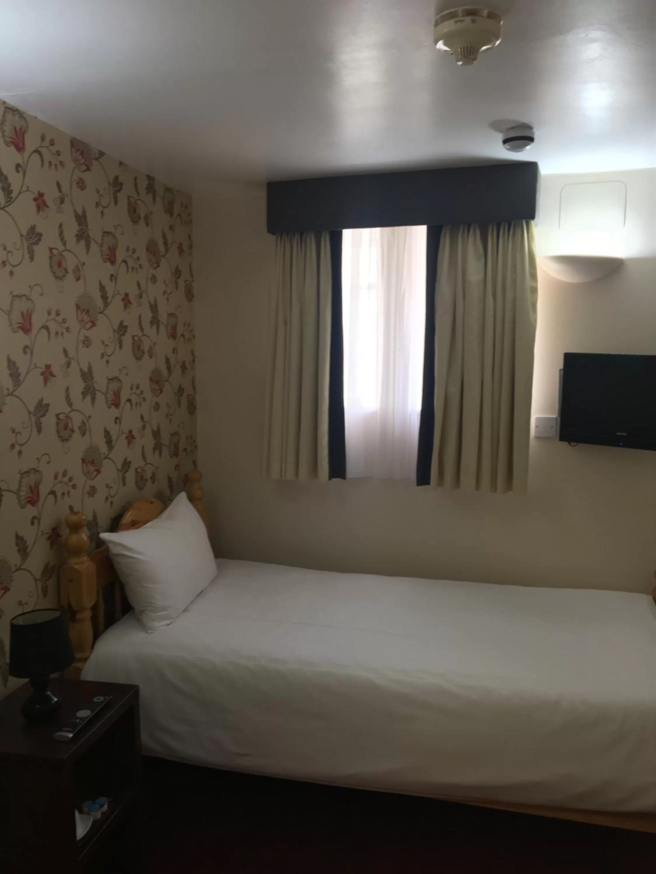 Bedroom, Bed in Islington Inn