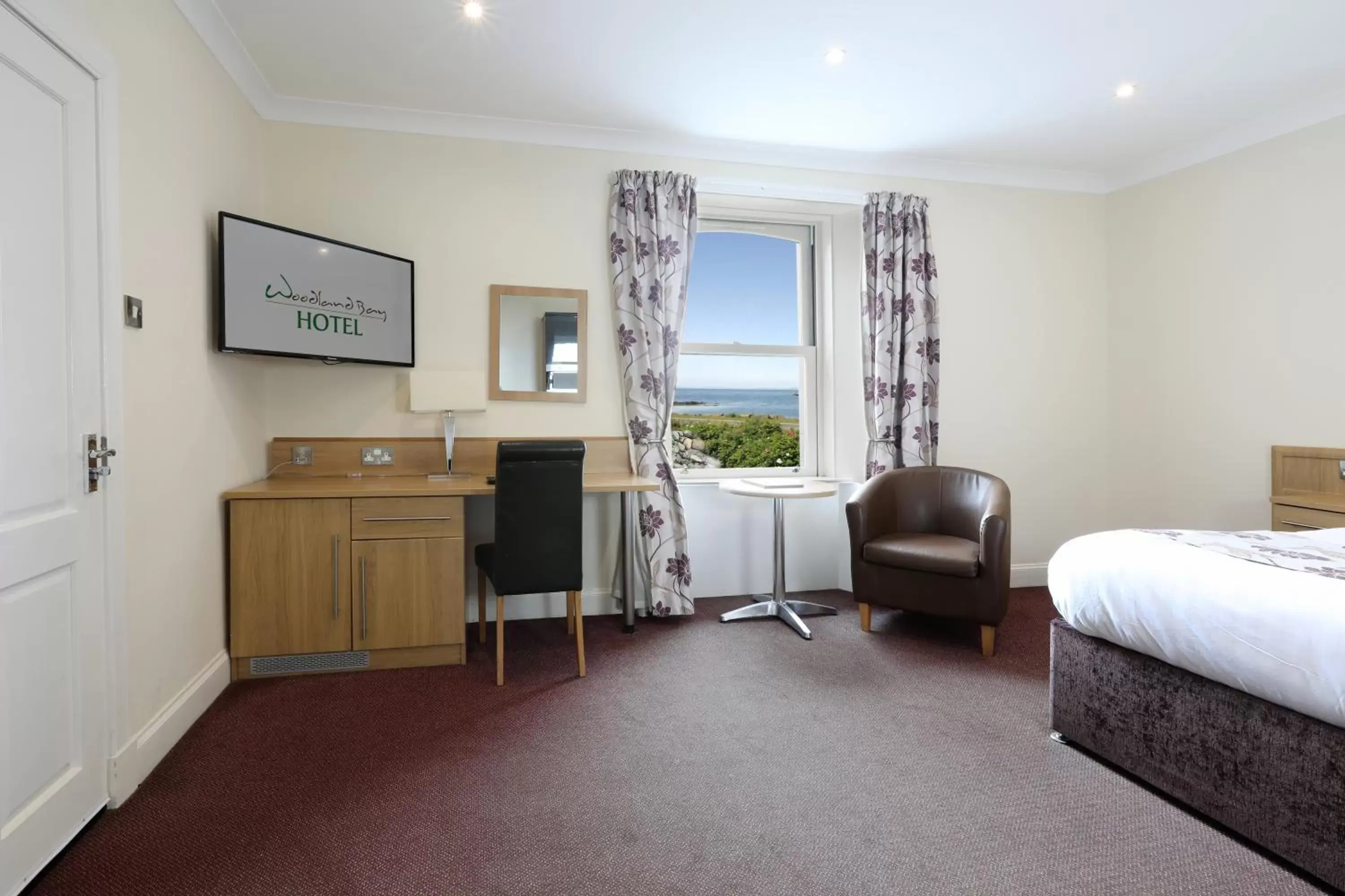 Bedroom, TV/Entertainment Center in Woodland Bay Hotel