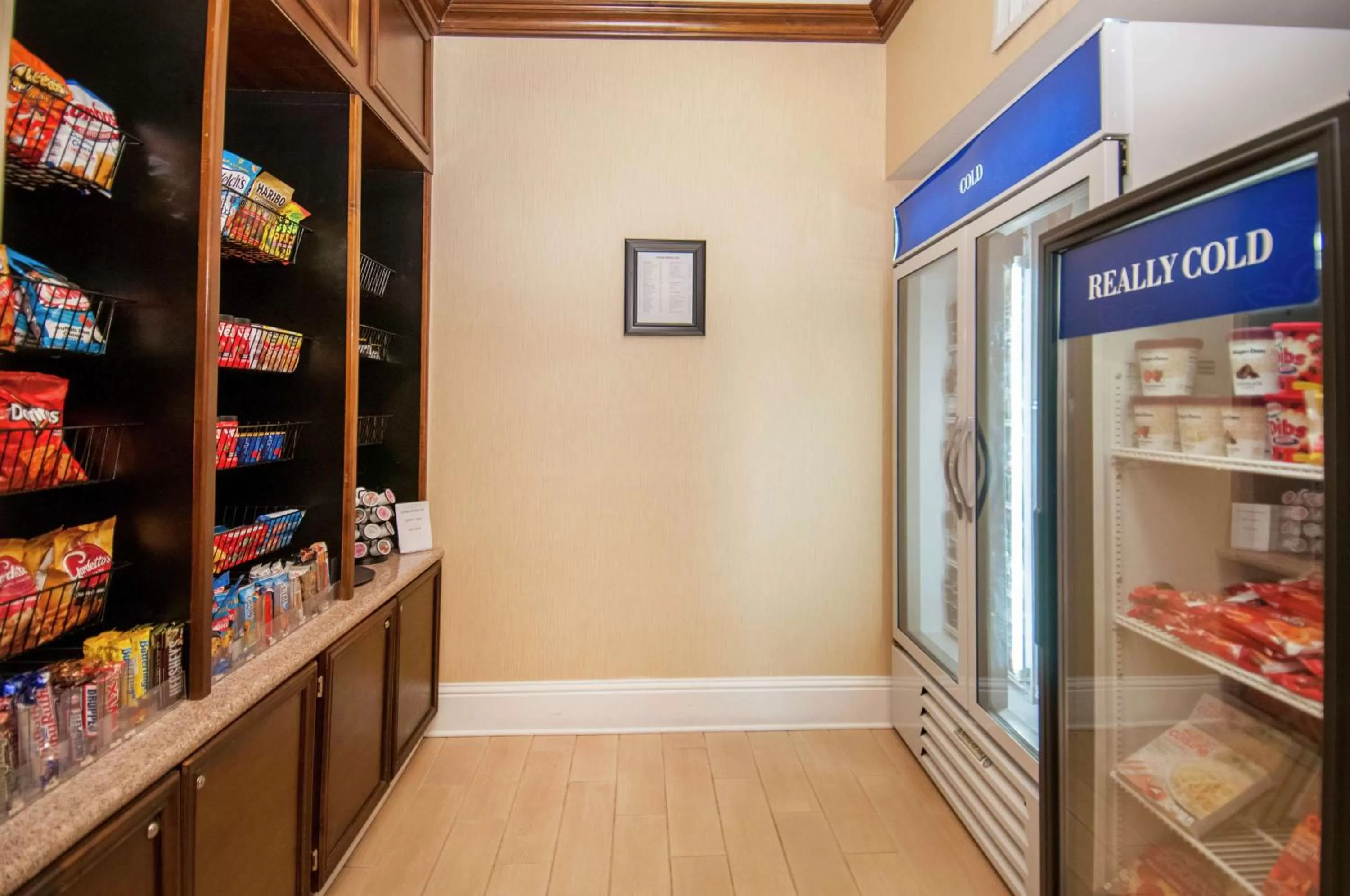 Dining area, Supermarket/Shops in Hilton Garden Inn New Orleans Airport