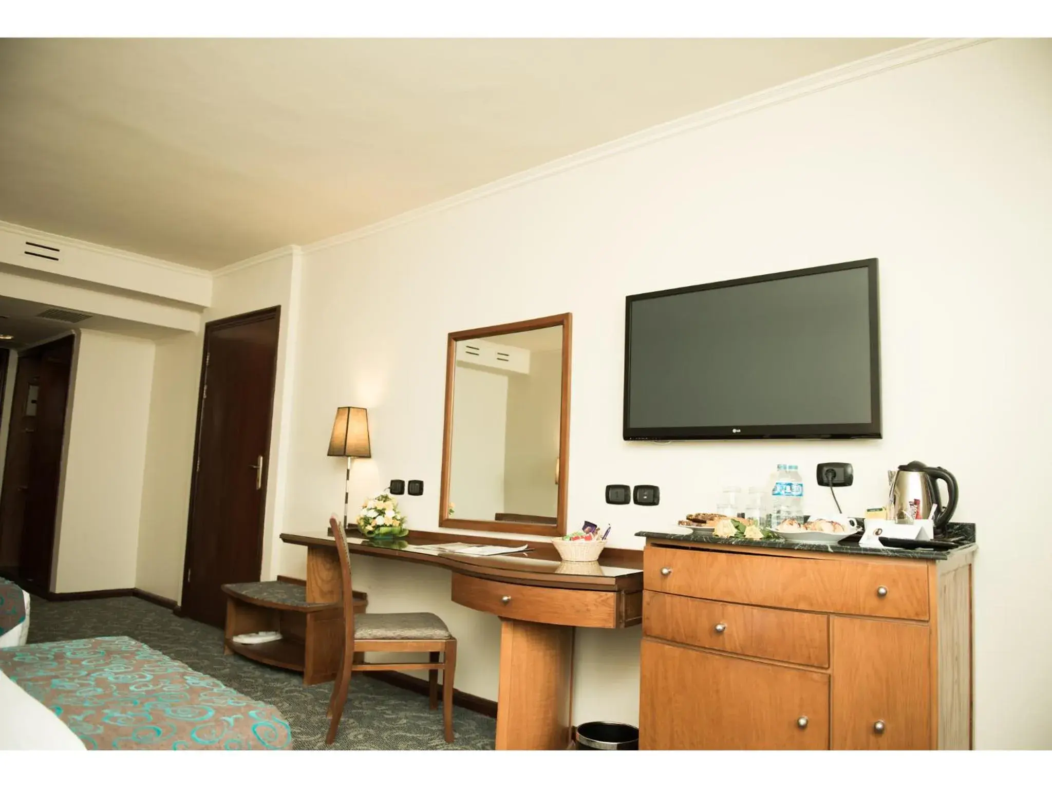 Bedroom, TV/Entertainment Center in Cherry Maryski Hotel