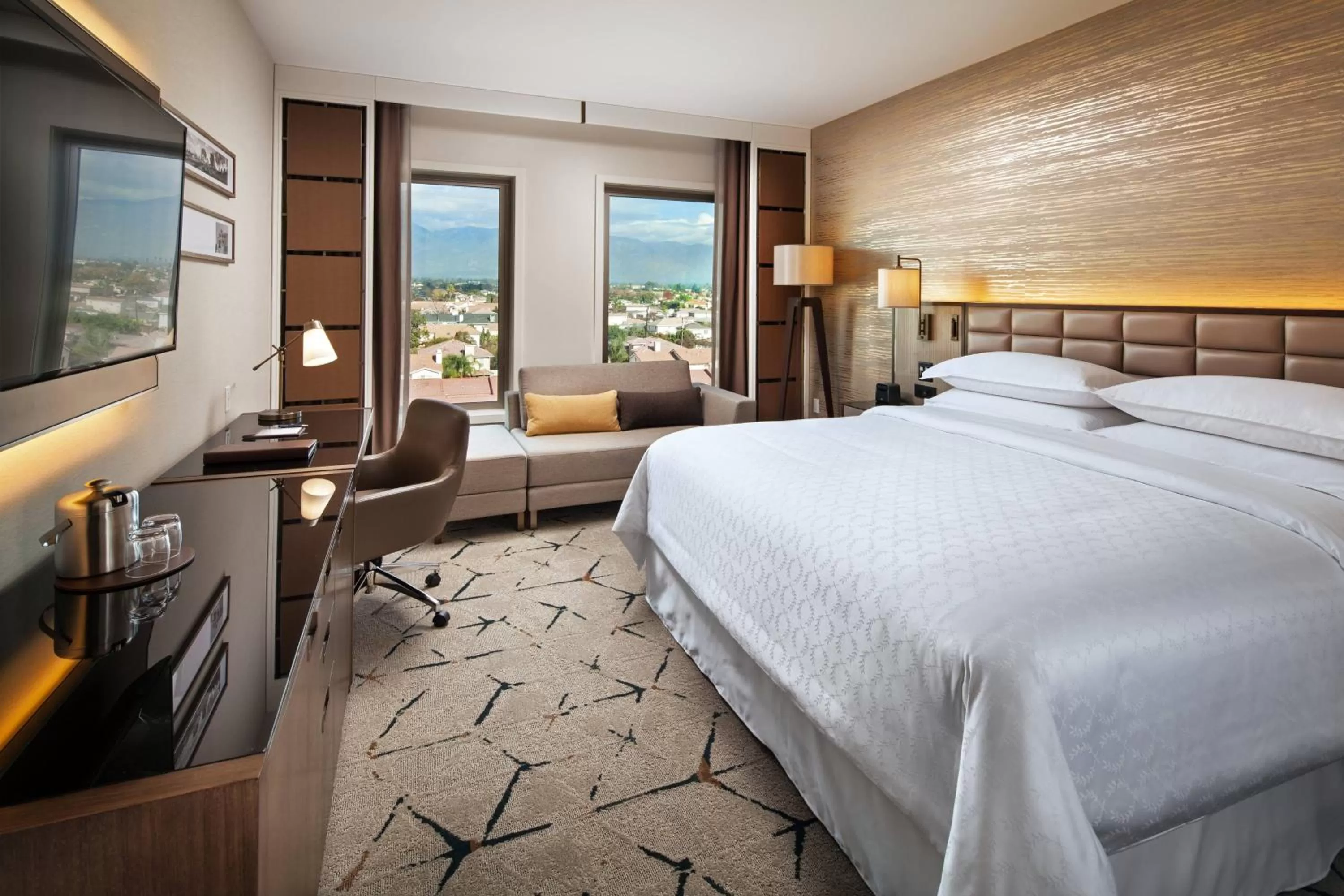 Photo of the whole room, Bed in Sheraton Los Angeles San Gabriel