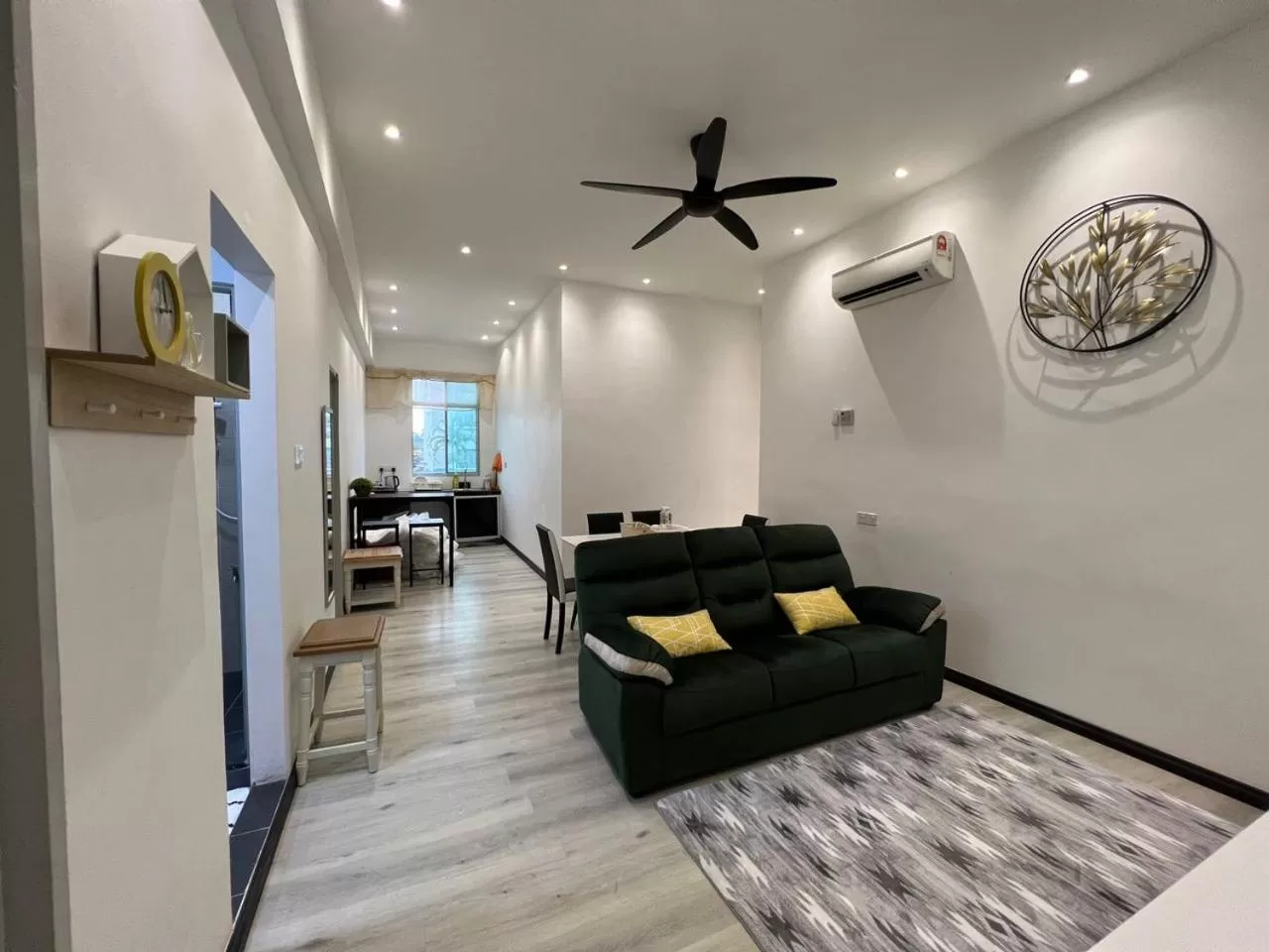 TV and multimedia in One Point Inn King Centre