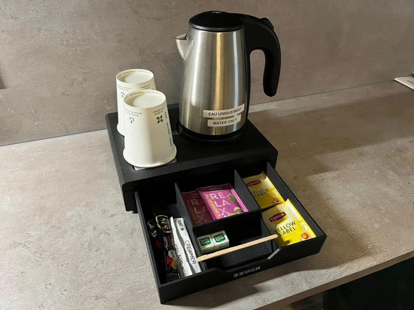 Coffee/tea facilities in Cit'Hotel Le Cheval Blanc