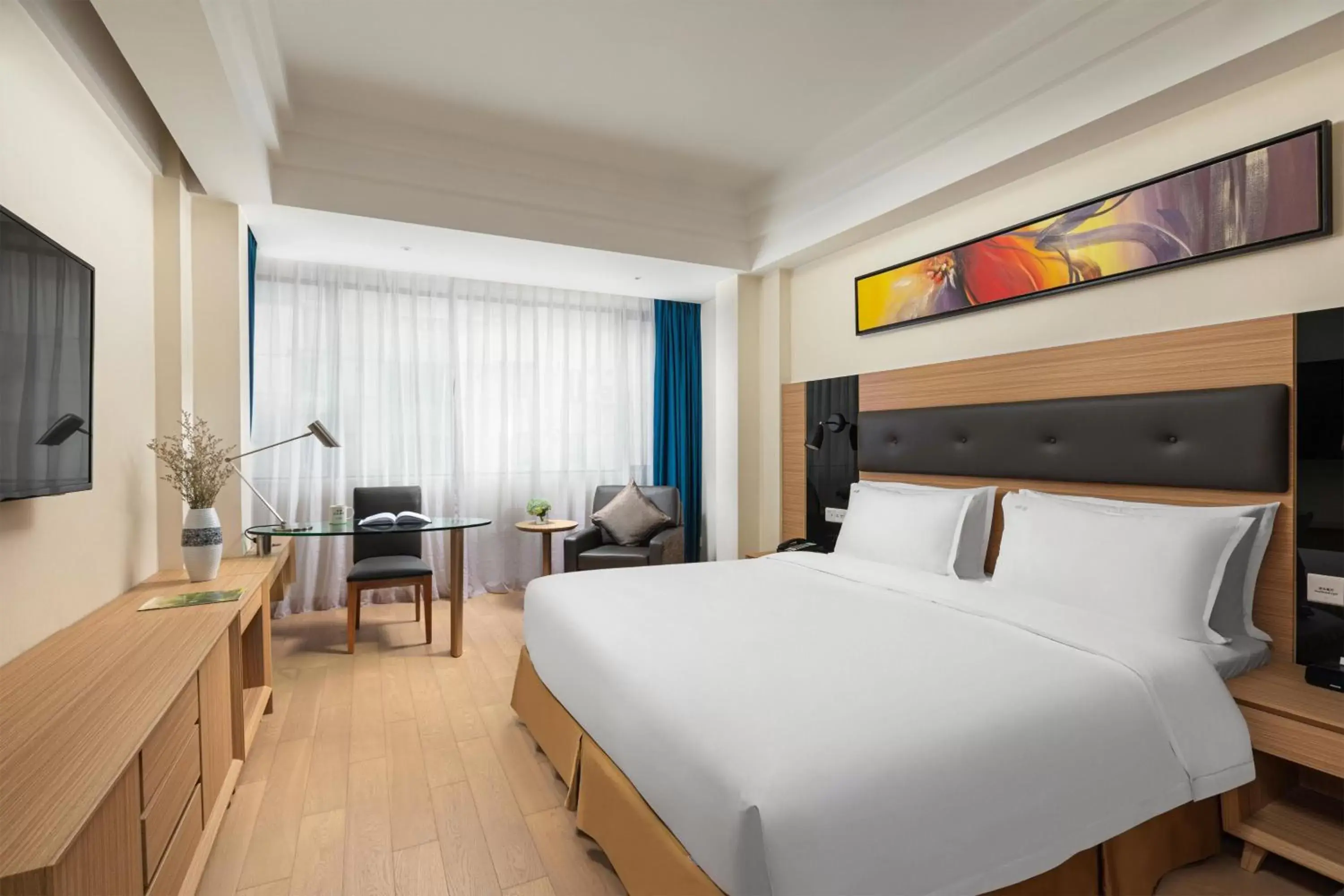 Photo of the whole room, Bed in Holiday Inn Shanghai Hongqiao Central, an IHG Hotel