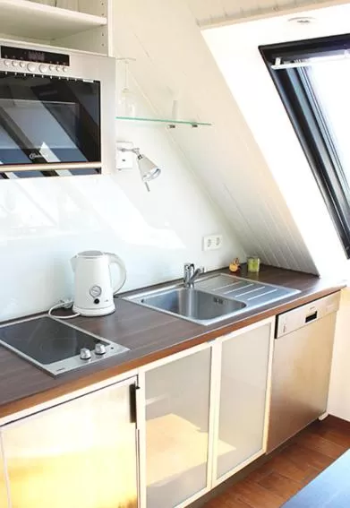 Kitchen or kitchenette in Hotel Seemöwe