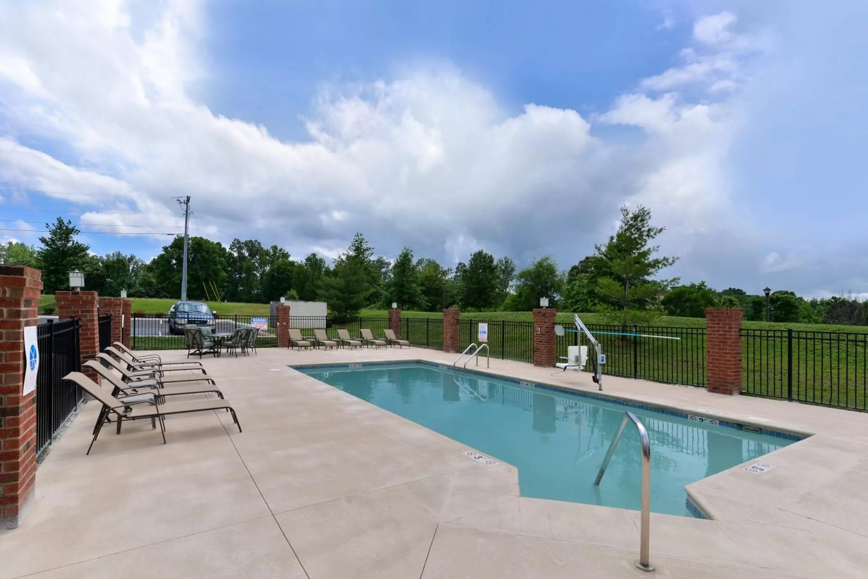 Swimming Pool in Holiday Inn Express White House, an IHG Hotel