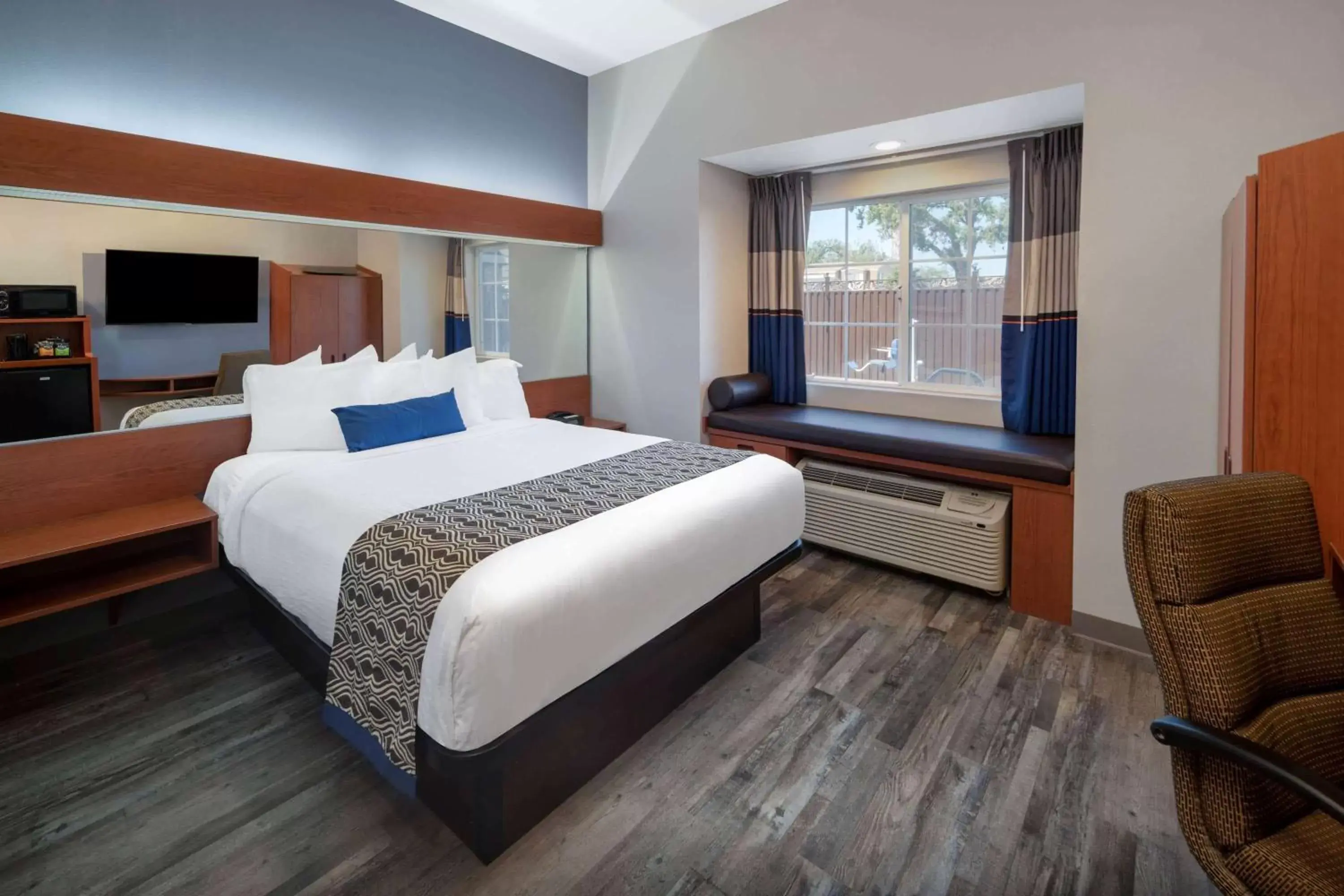Photo of the whole room, Bed in Microtel Inn & Suites by Wyndham Tracy