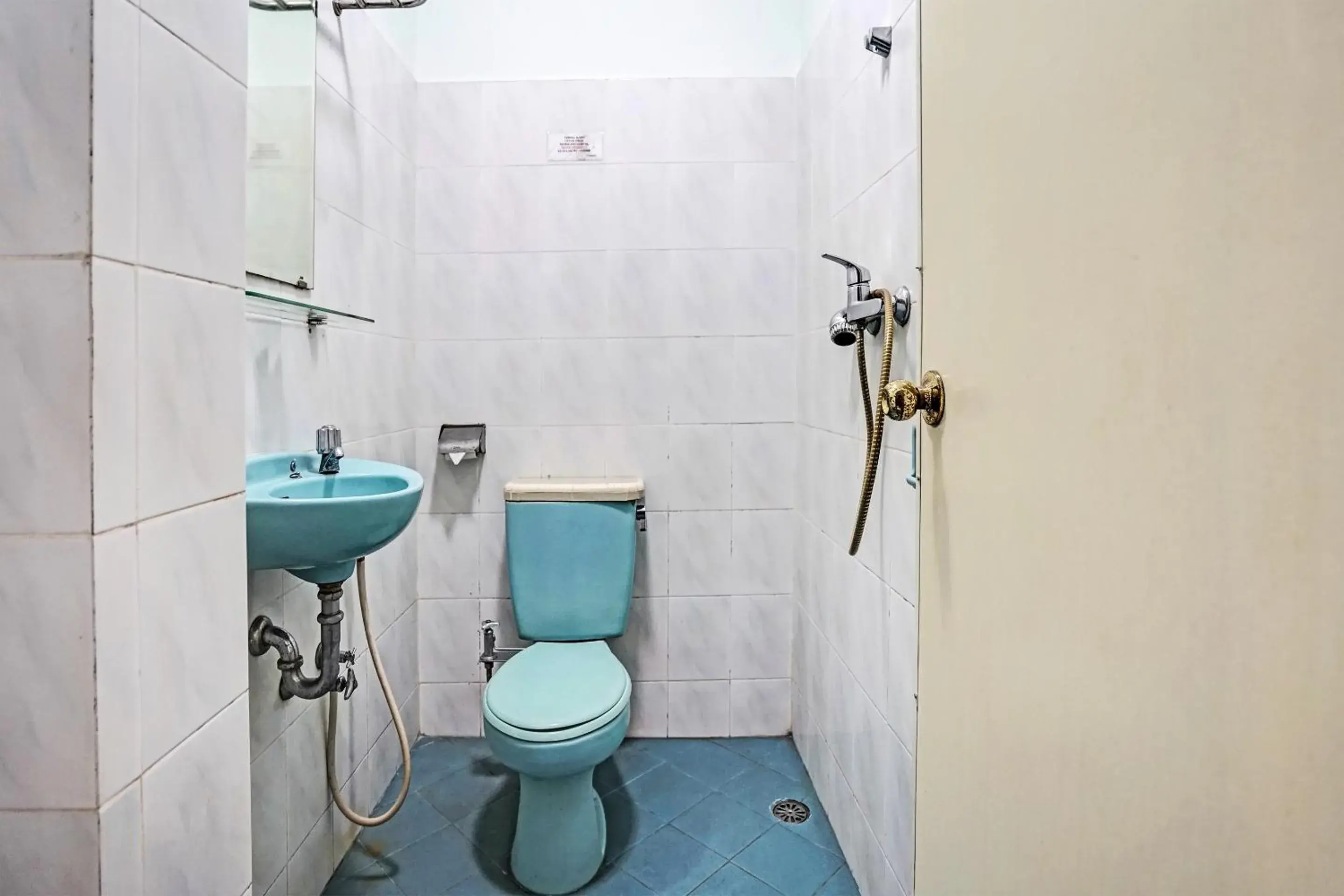 Bathroom in SUPER OYO 91805 Hotel Wisma Bari