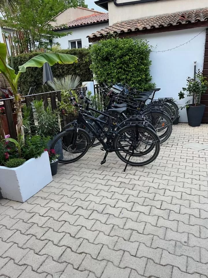 Parking in Hôtel Le Médiéval - Parking inclus & accueil vélo
