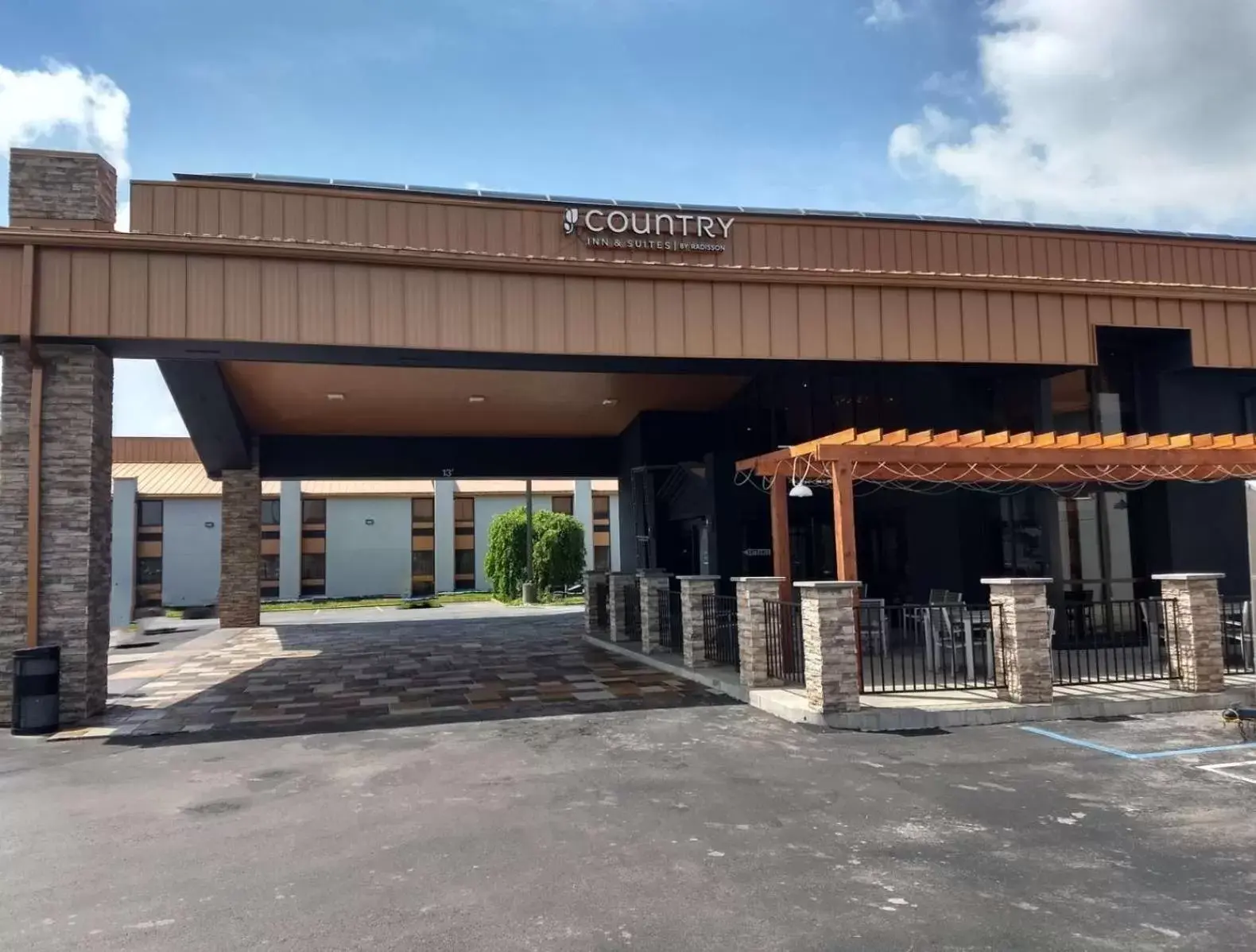 Property Building in Country Inn & Suites by Radisson, Indianapolis East, IN
