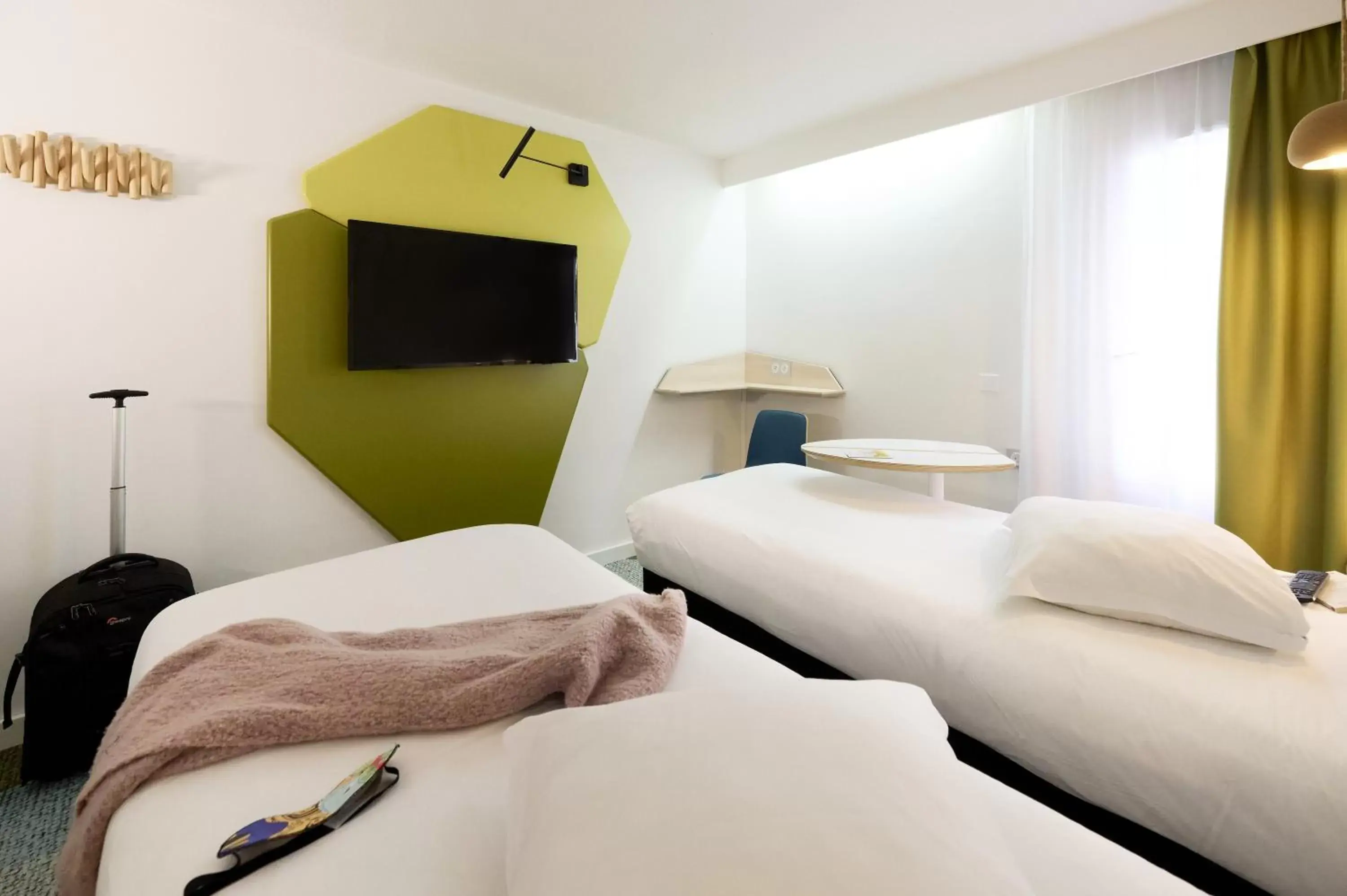 Photo of the whole room, TV/Entertainment Center in ibis Styles Bordeaux Begles