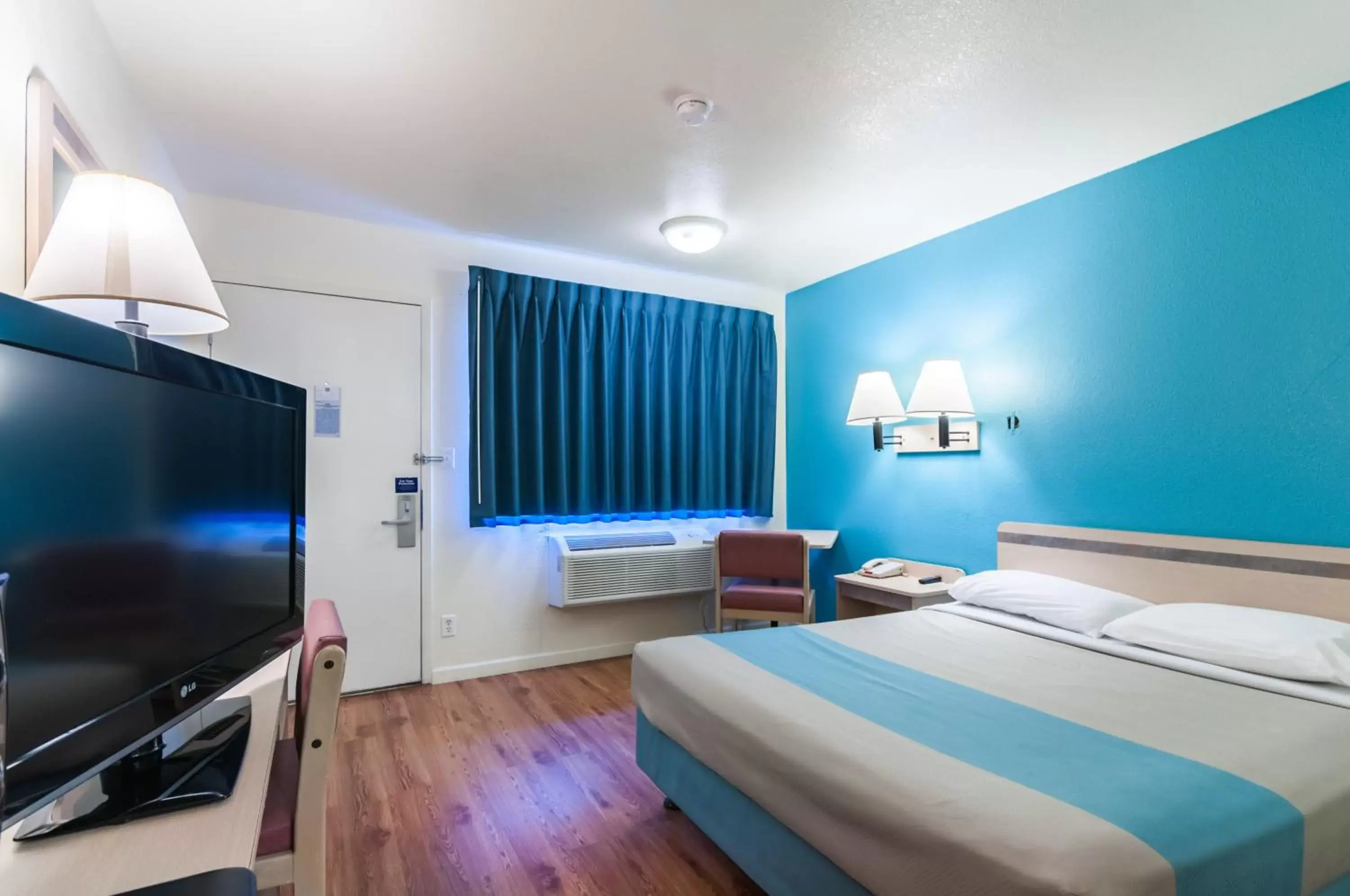 Bedroom, Bed in Motel 6-Green River, UT