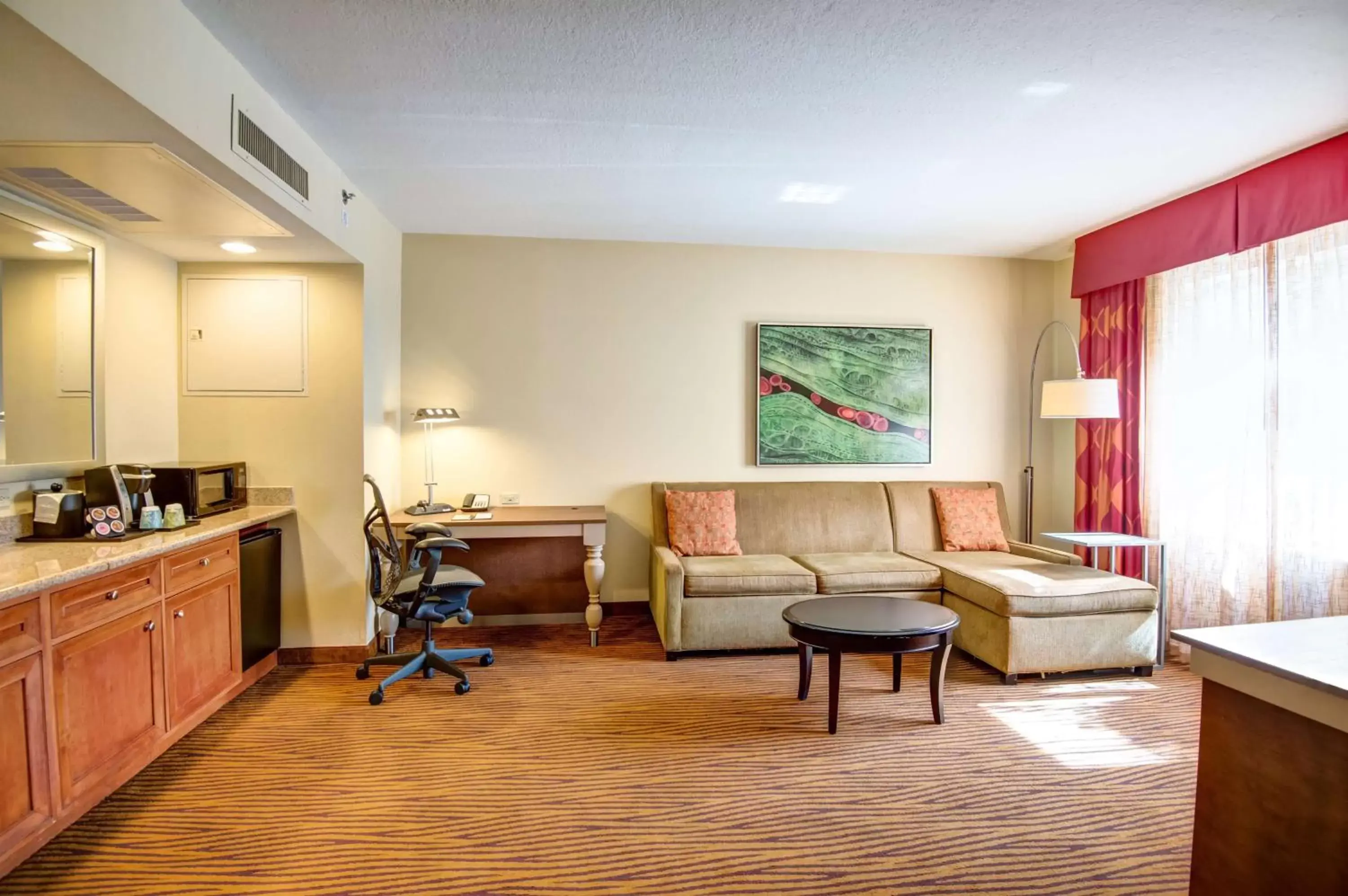 Bedroom, Seating Area in Hilton Garden Inn Tampa Ybor Historic District