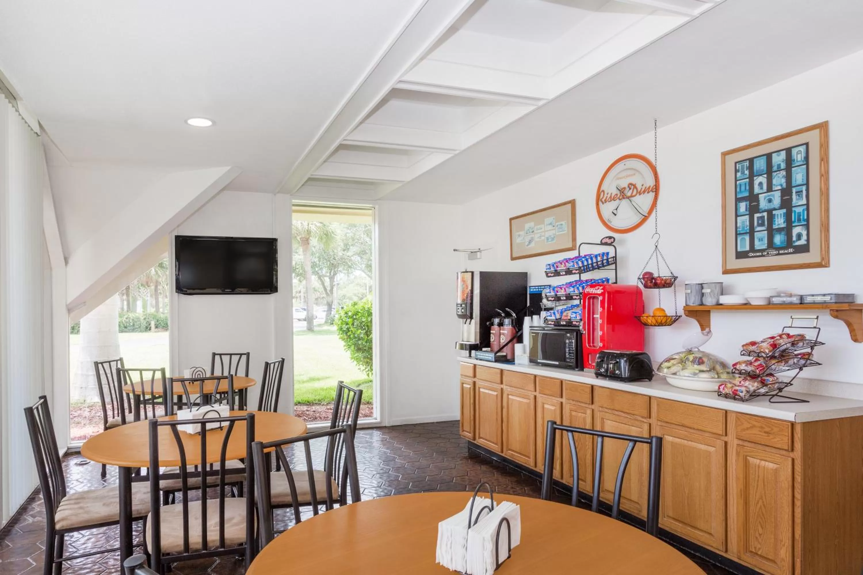 Continental breakfast in Howard Johnson by Wyndham Vero Beach / Downtown