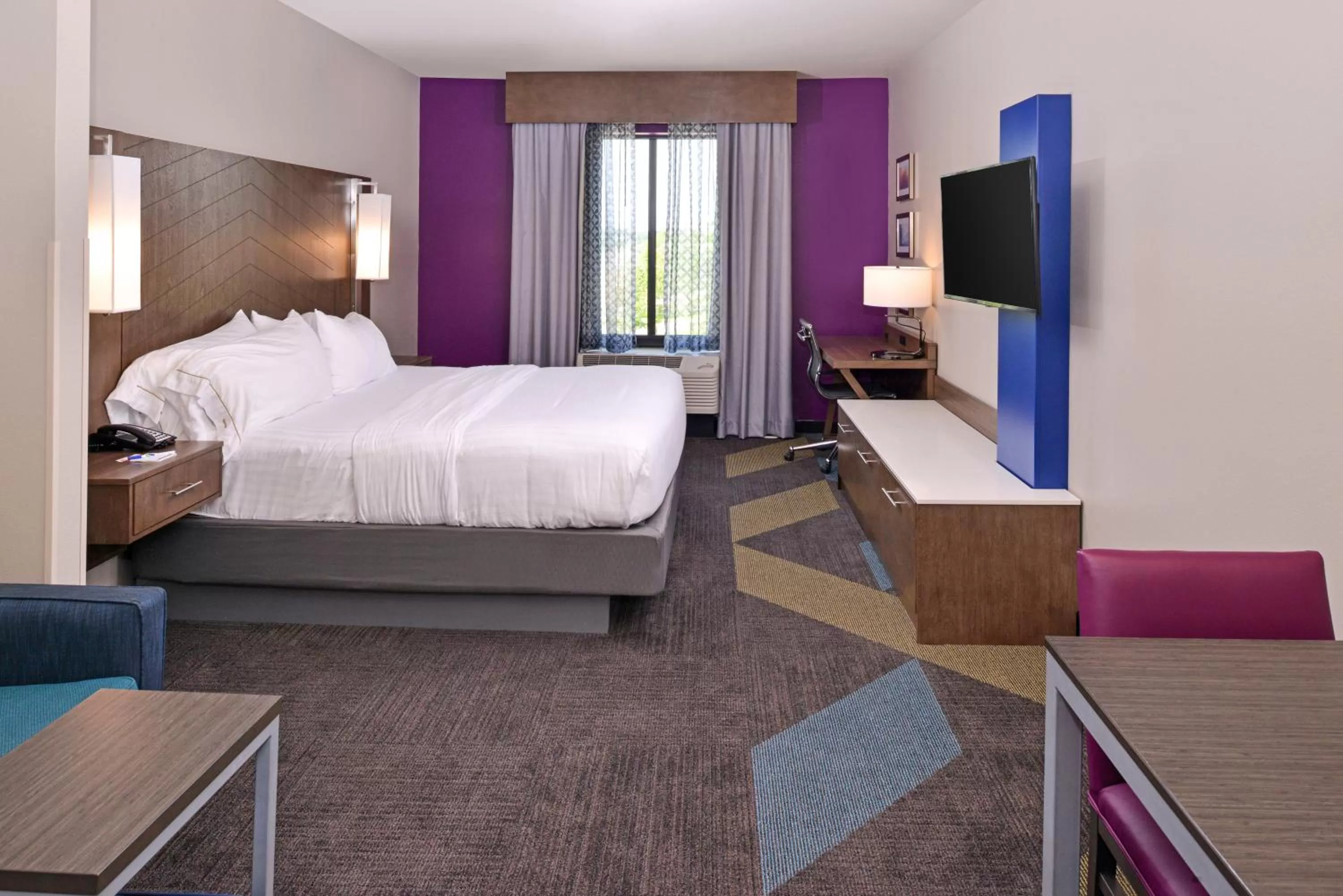 Photo of the whole room, Bed in Holiday Inn Express and Suites Bryant - Benton Area by IHG