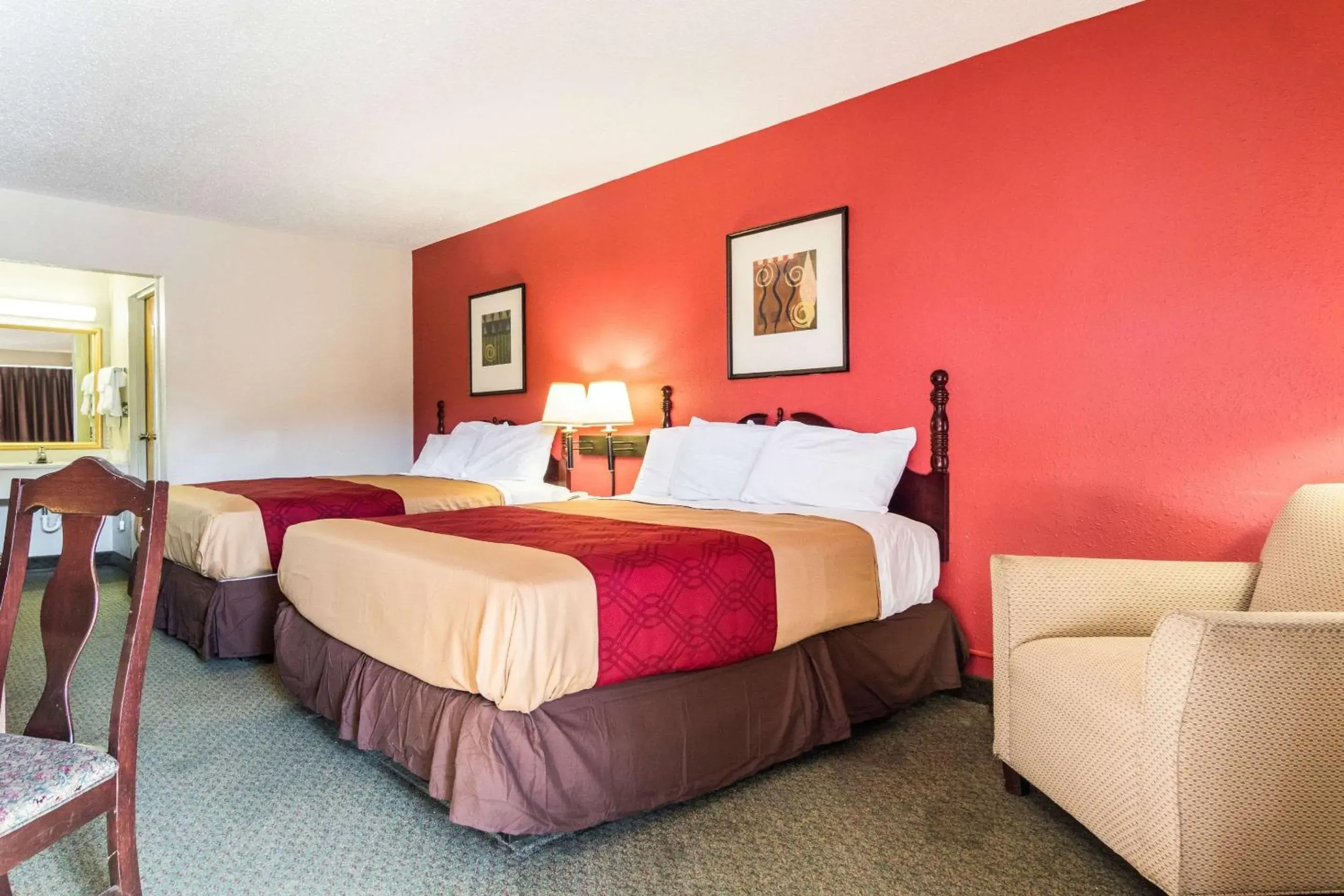 Photo of the whole room, Bed in Econo Lodge Inn & Suites Conference Center Dublin