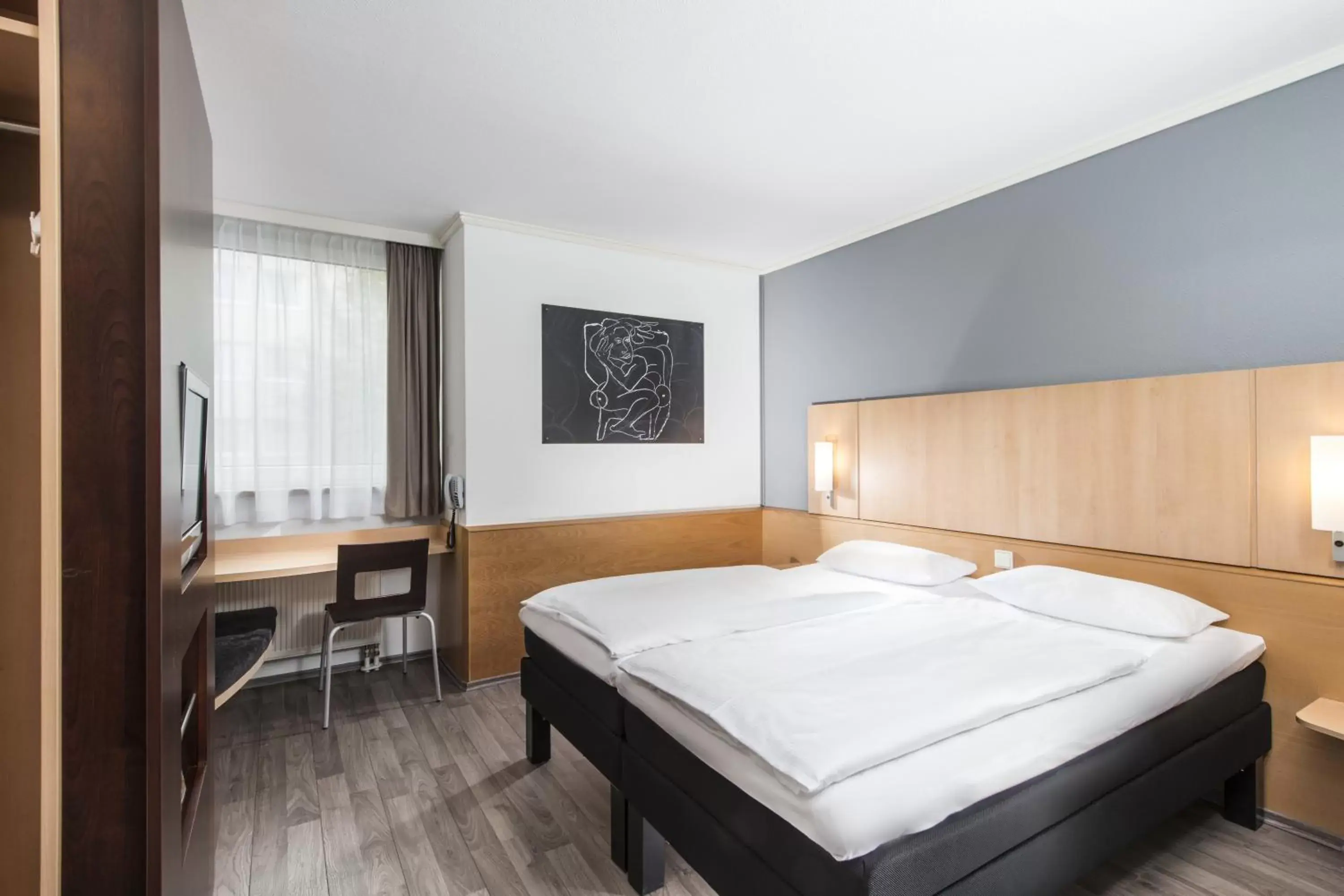 Photo of the whole room, Bed in ibis Leipzig Nord-Ost Photo of the whole room, Bed in ibis Leipzig Nord-Ost