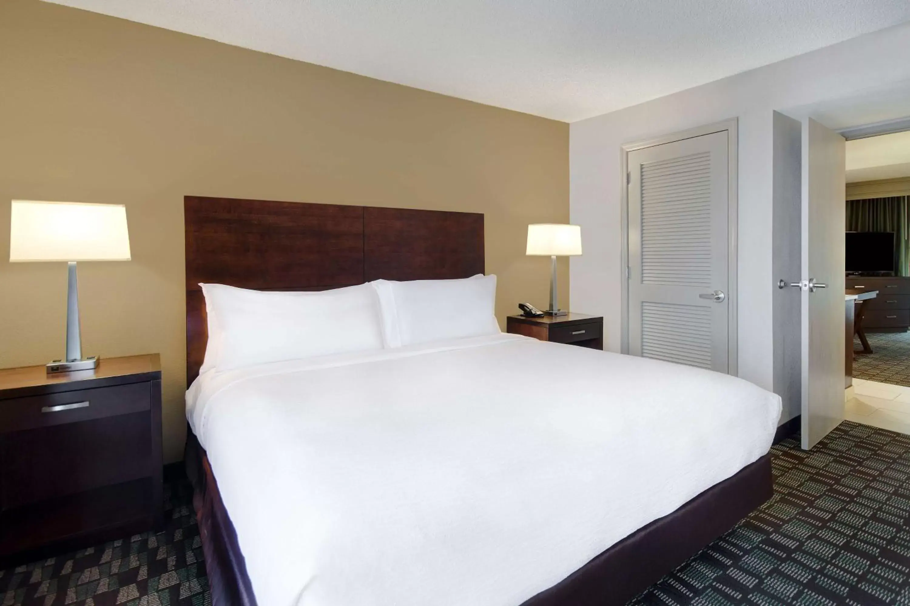 Bed in Embassy Suites by Hilton Jacksonville Baymeadows