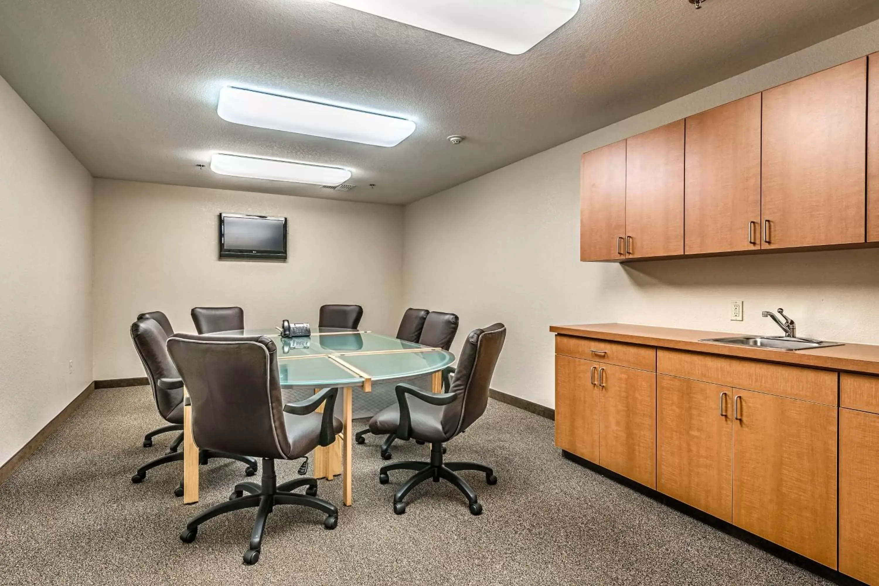 Meeting/conference room in Candlewood Suites Oak Harbor, an IHG Hotel