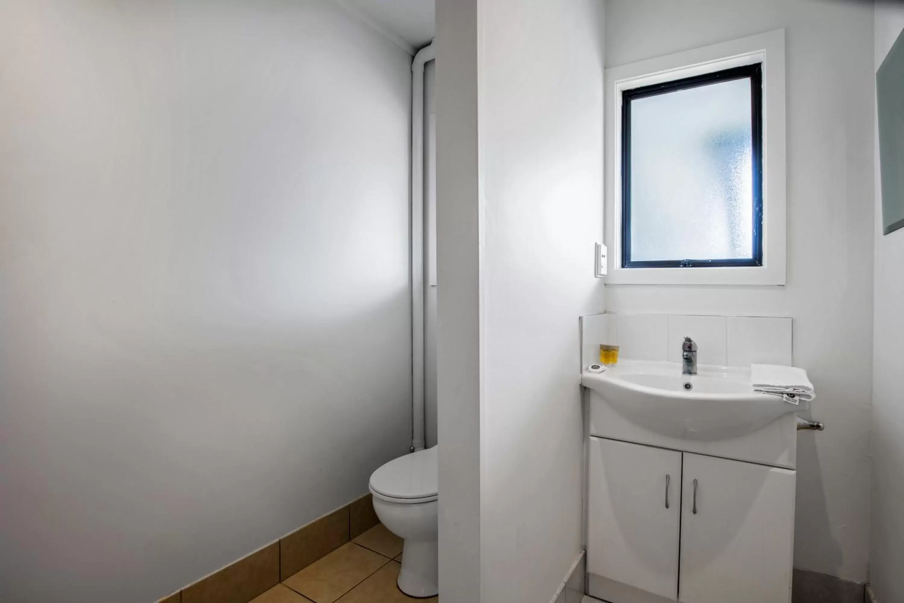 Bathroom in Oakwood Manor Motor Lodge