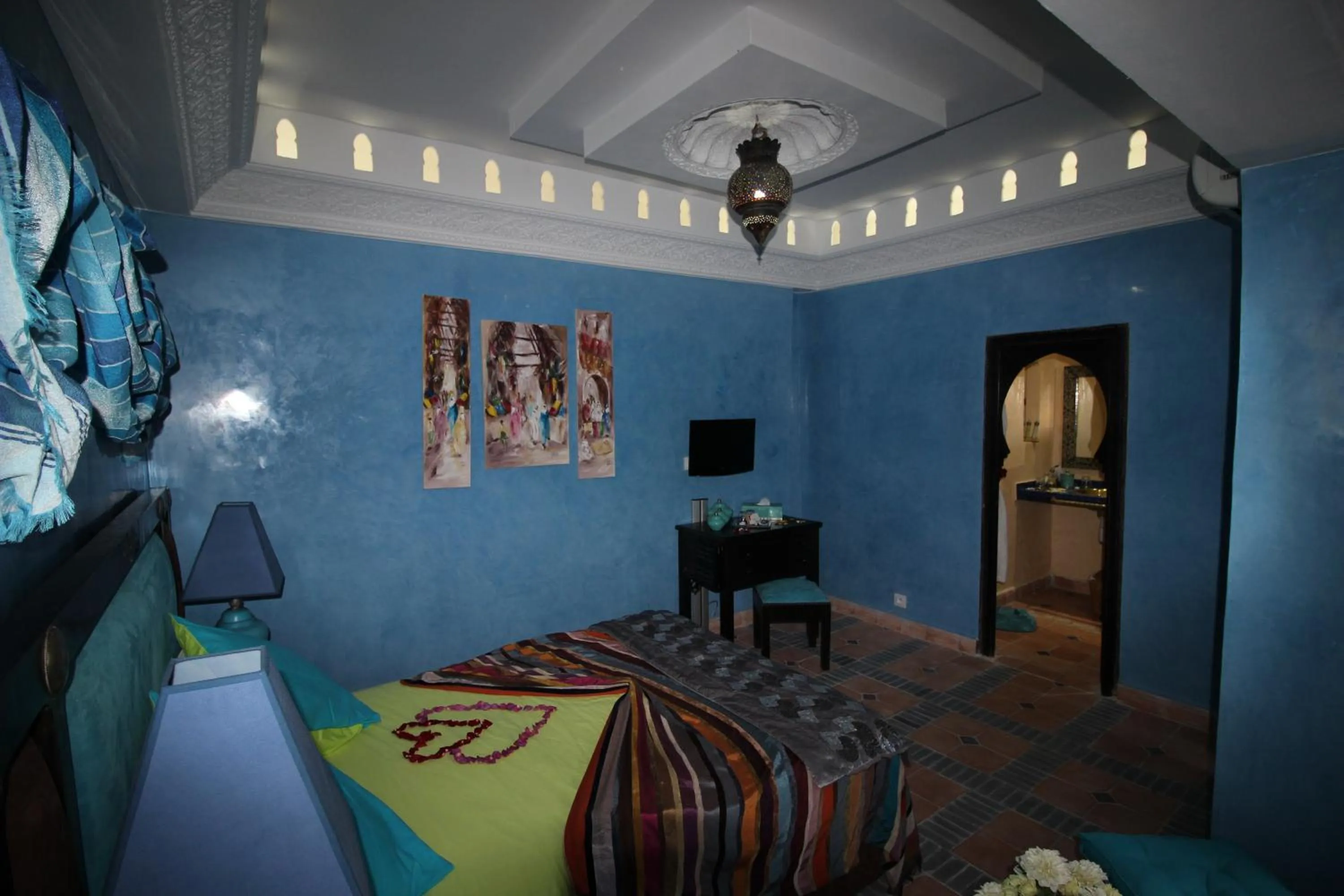 Photo of the whole room, Bed in Riad Eloise