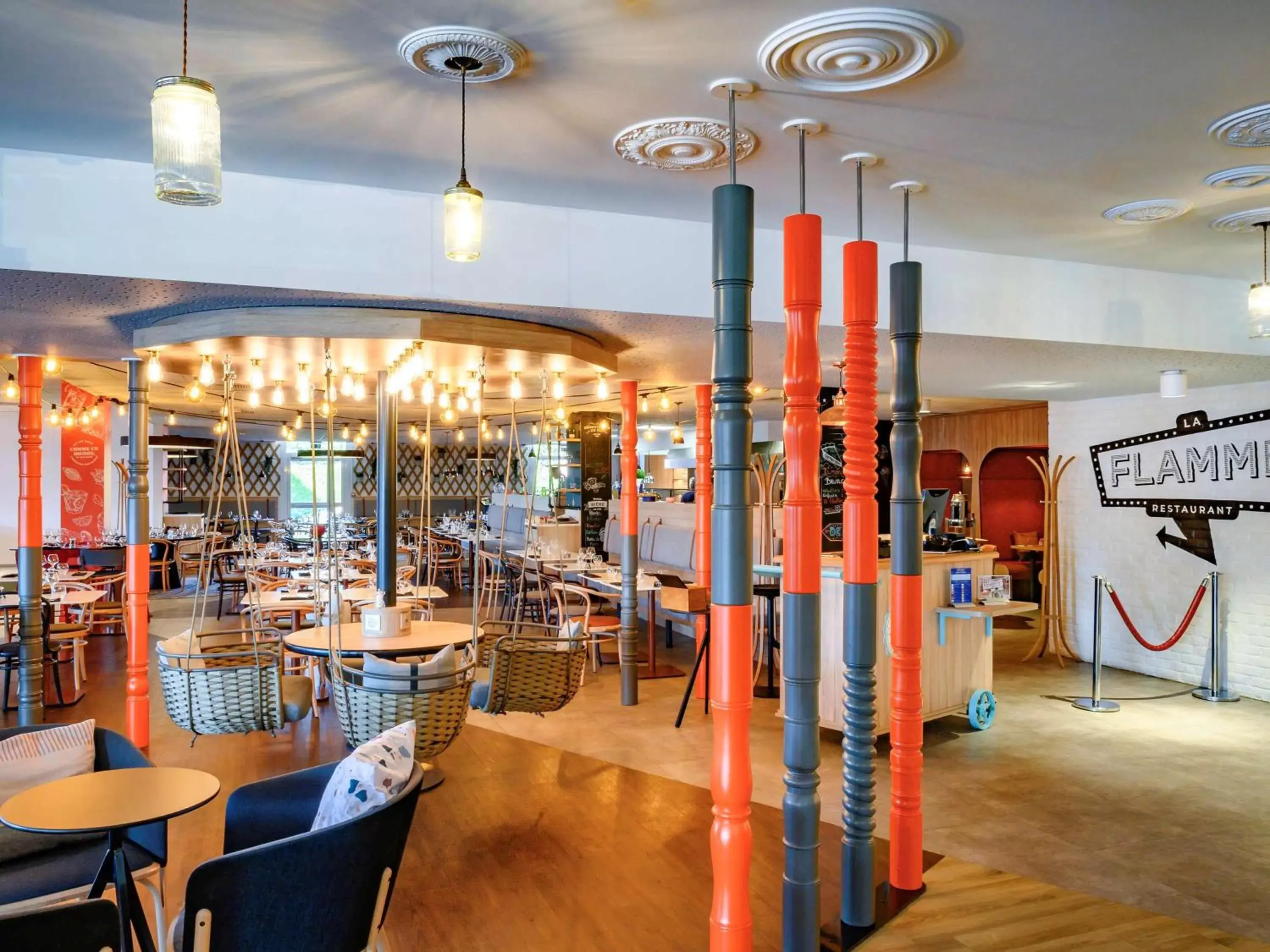 Property building, Restaurant/Places to Eat in Hôtel Mercure Lille Aéroport