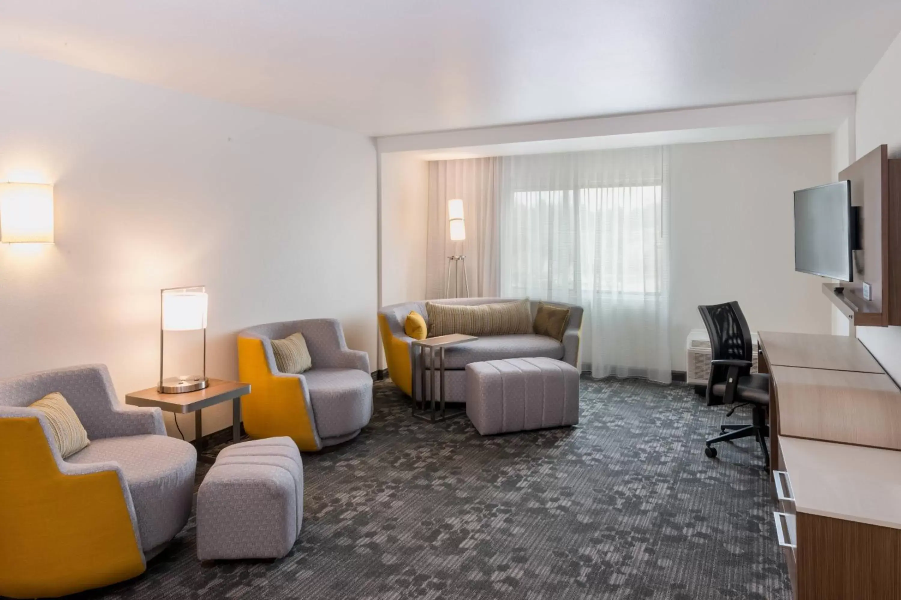 Living room, Seating Area in Courtyard by Marriott Somerset