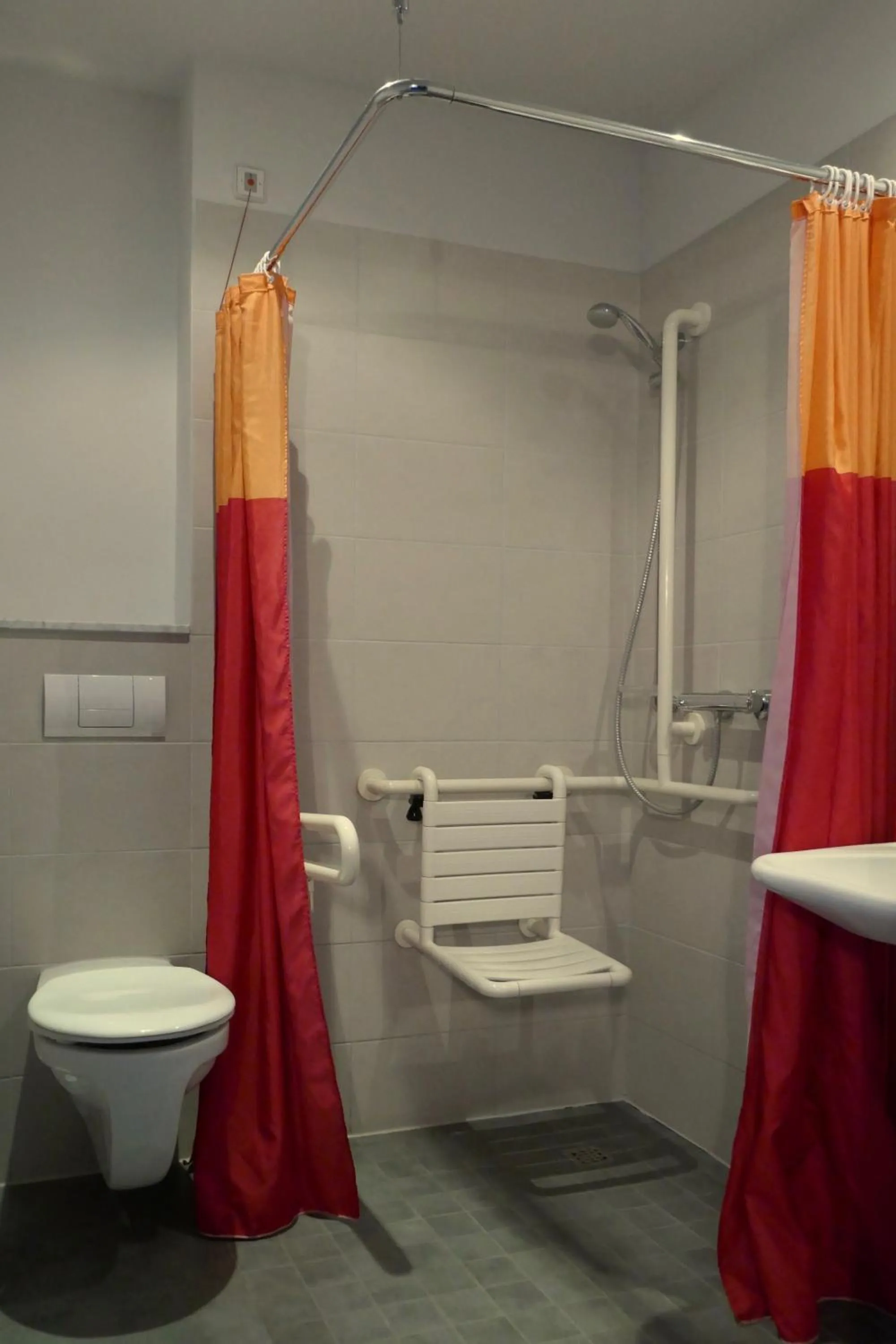 Shower in Hotel zwischen den Seen