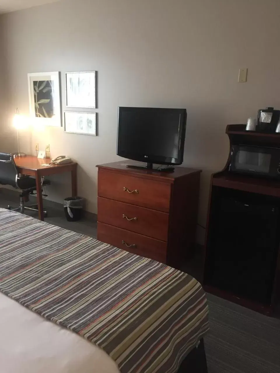 Seating area, TV/Entertainment Center in Country Inn & Suites by Radisson, Brockton (Boston), MA