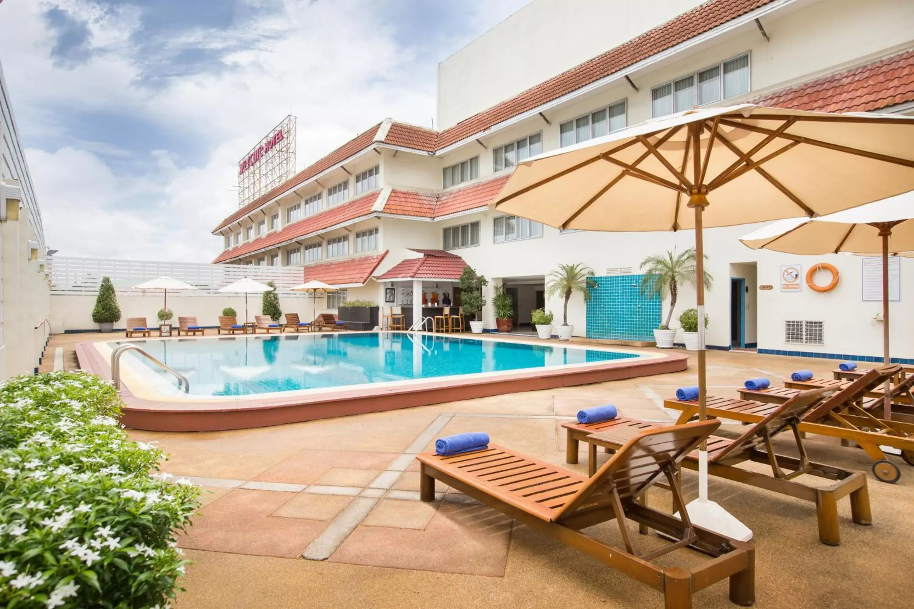 Swimming pool, Property Building in Mercure Chiang Mai