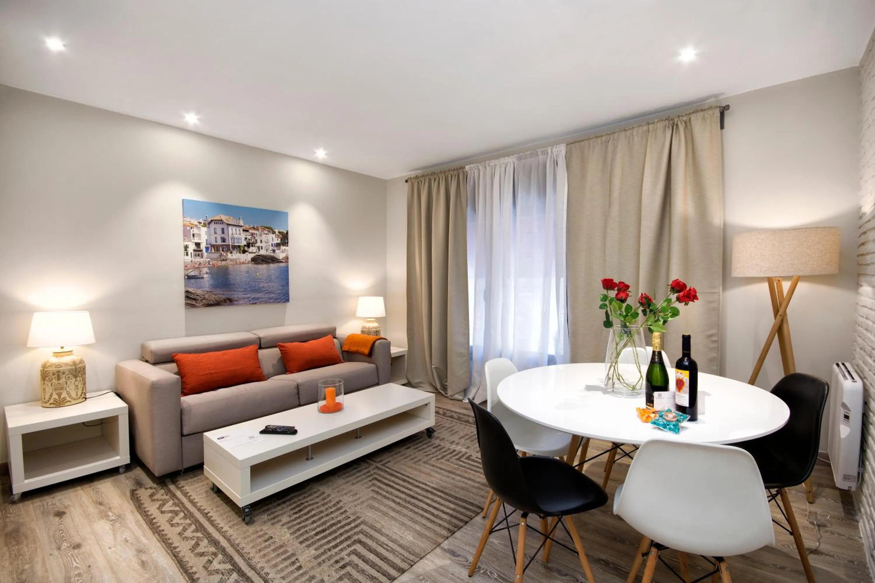 Living room in Eixample Building Apartments by Mercedes Heritage